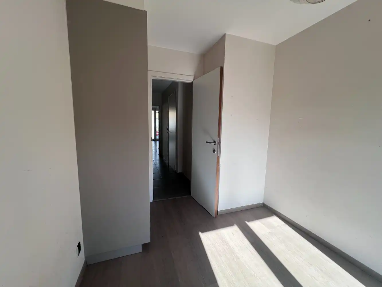 Lichtrijk appartement met 2 slaapkamers en terras op wandelafstand van zeedijk. foto 5