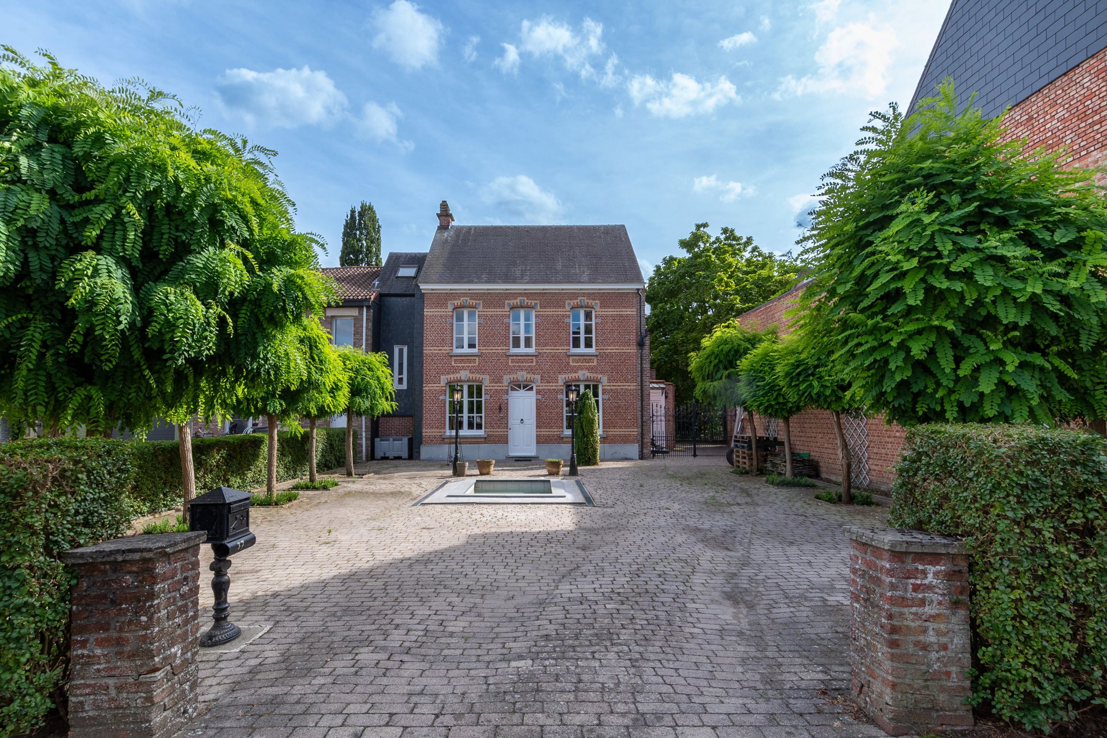 Hoofdfoto van de publicatie: Karaktervolle burgerwoning met prachtige tuin