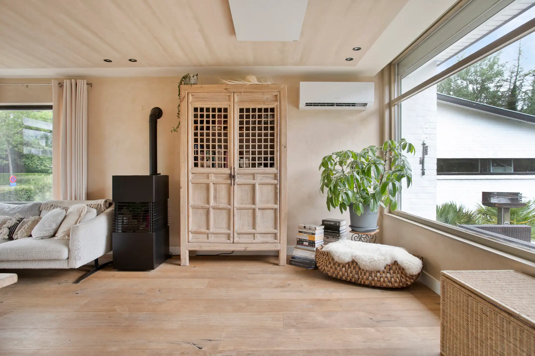 Volledig gerenoveerde vrijstaande woning met garage foto 6