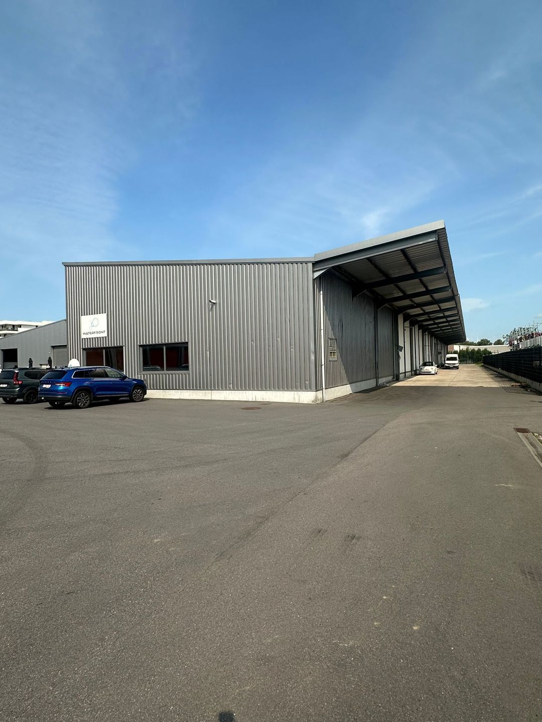Te Huur: Magazijn & Showroom naast Drukbezocht Winkelpark foto 2