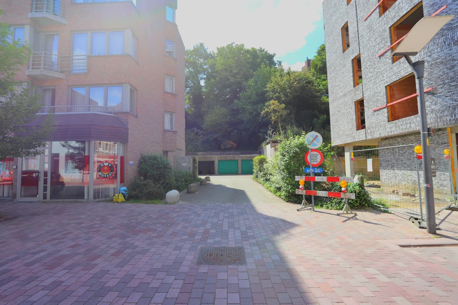 Te koop – 3 garageboxen in Genk centrum foto 4