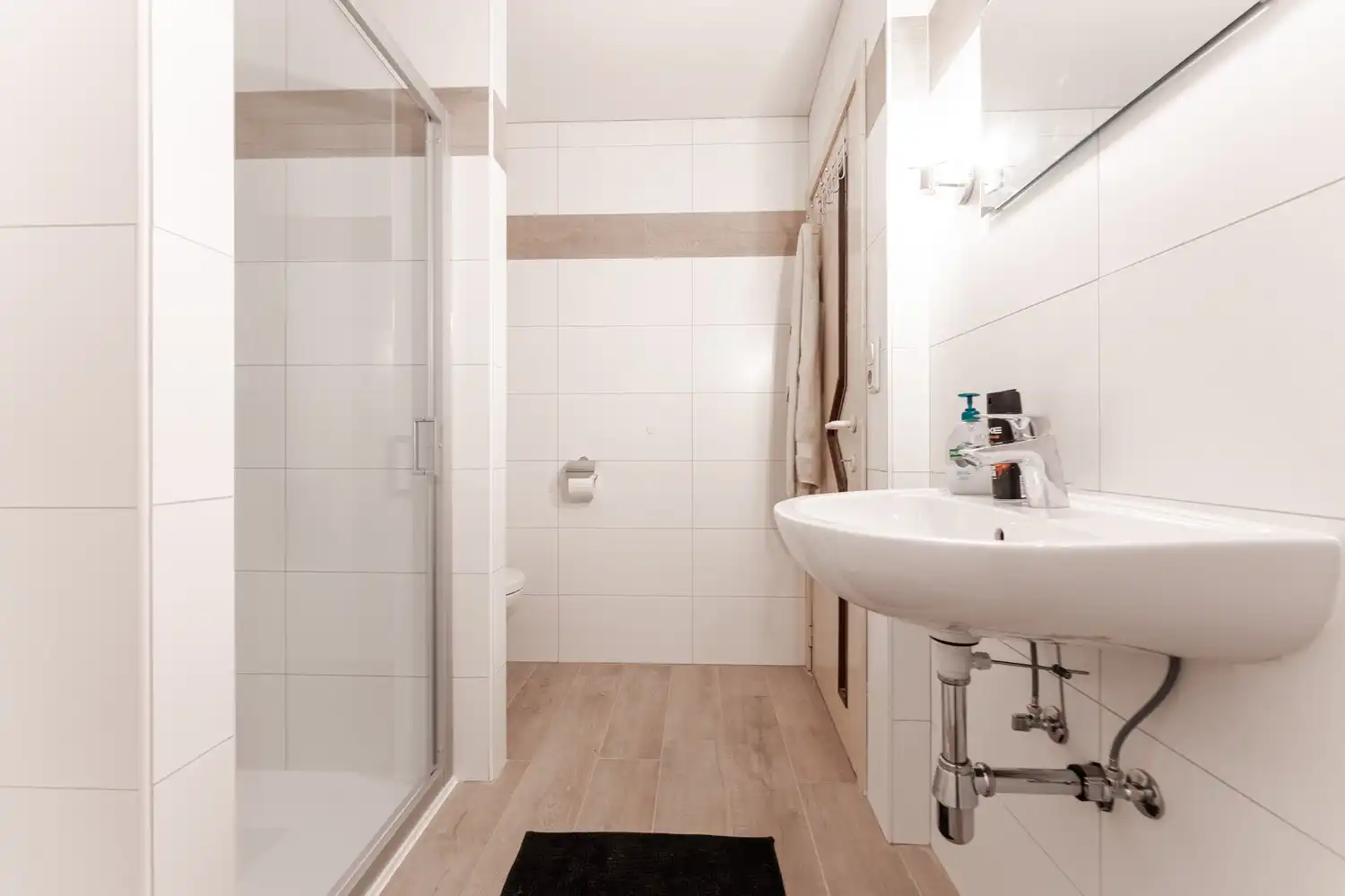 Ruim gelijkvloers appartement met 2 slaapkamers en garagebox nabij het centrum van Bree. foto 24