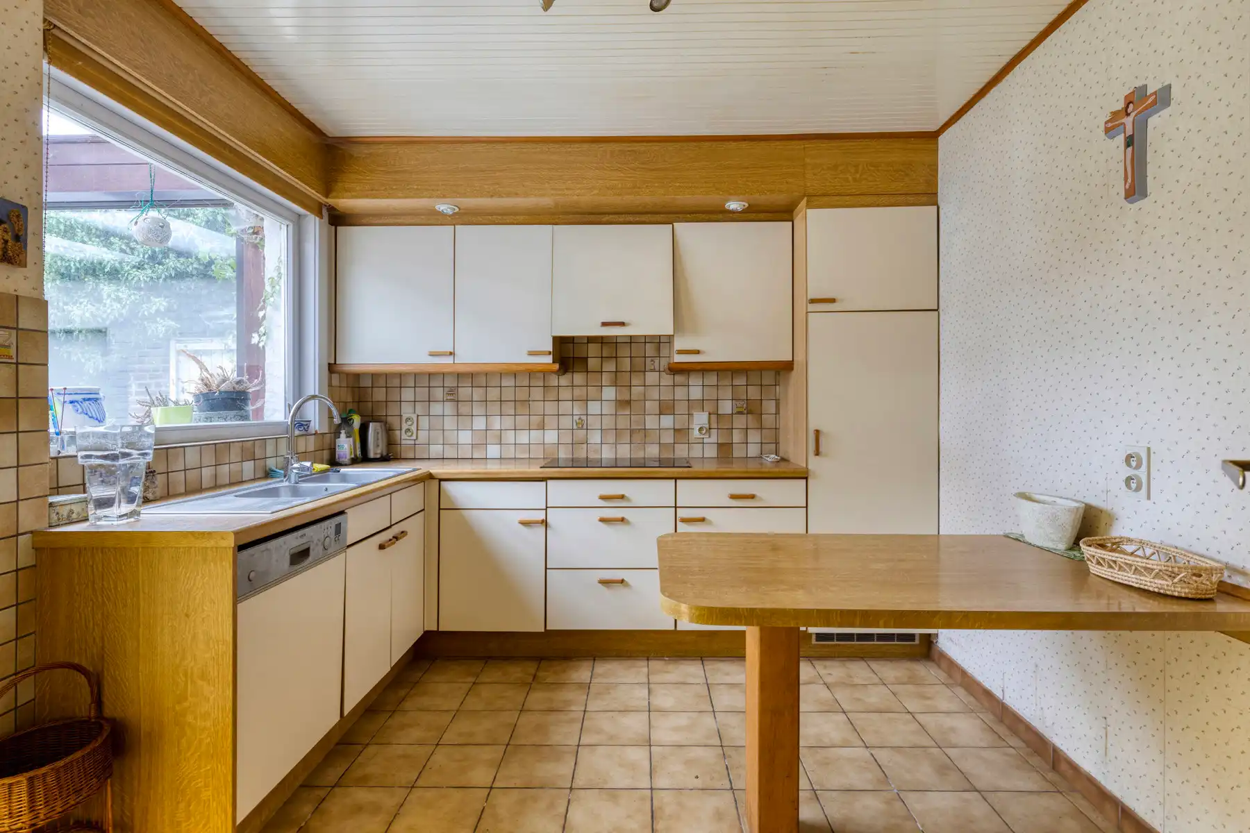 Ruime te renoveren woning met opslagplaats in hartje Gooik foto 10