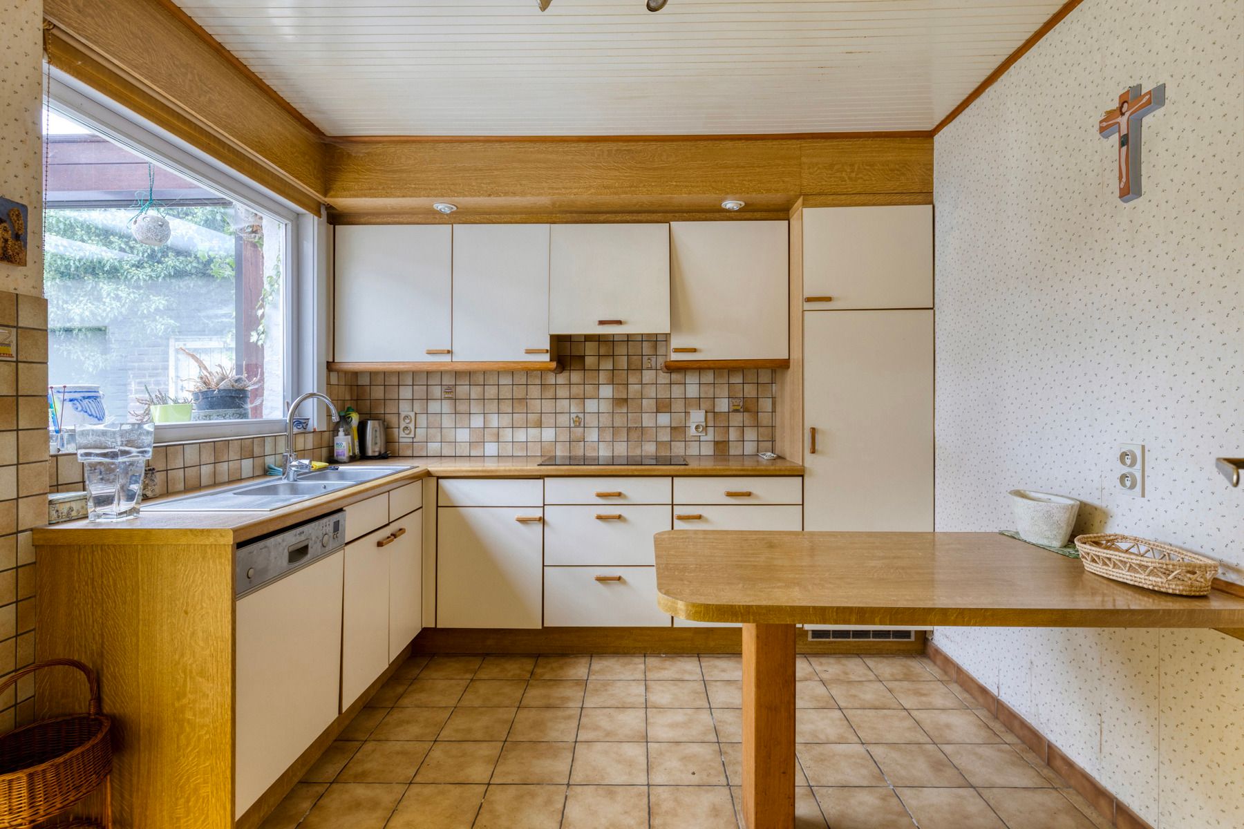 Ruime te renoveren woning met opslagplaats in hartje Gooik foto 10