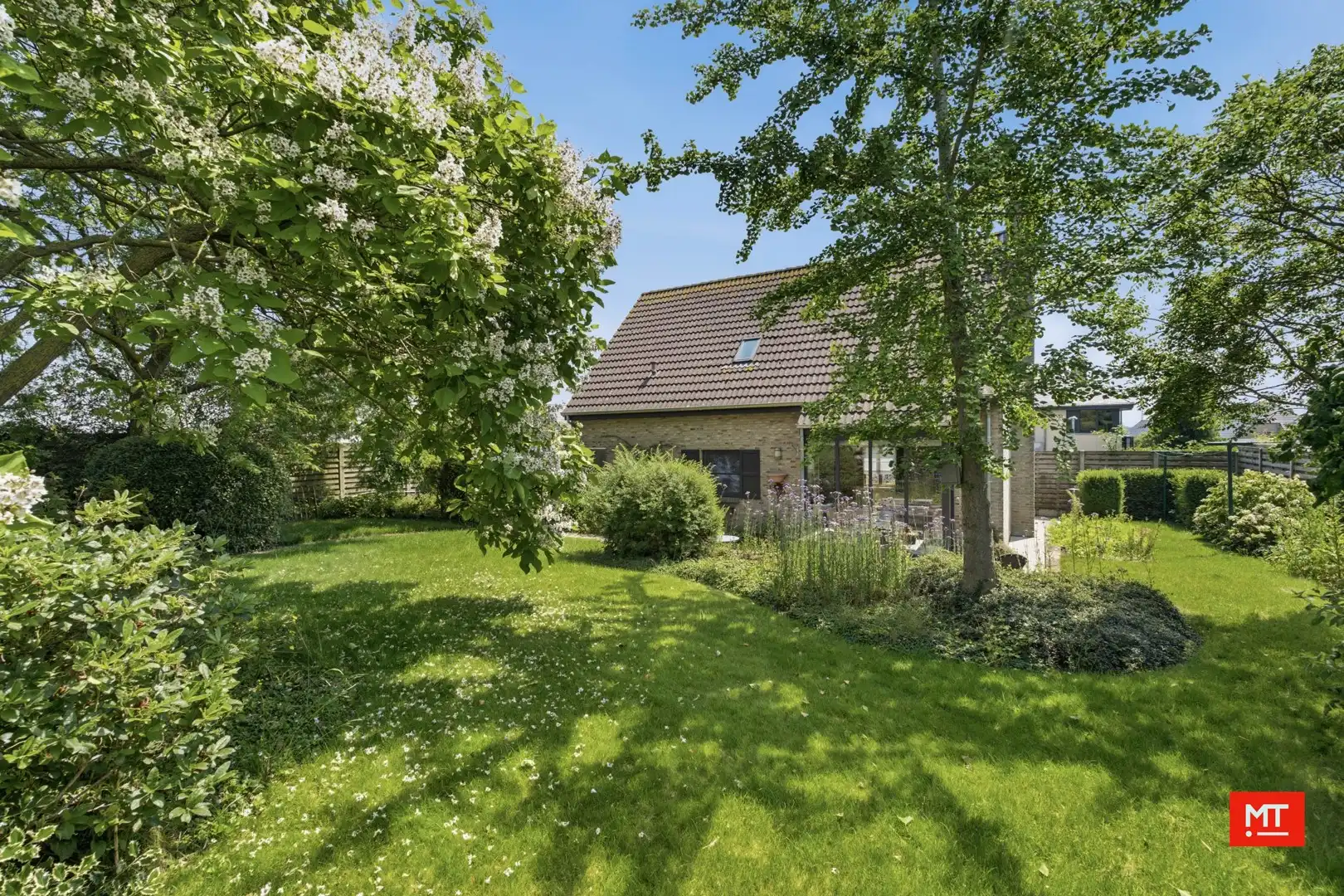 Alleenstaande woning met 4 slaapkamers, zonnige tuin en garage op de Molenhoek foto {{pictureIndex}}