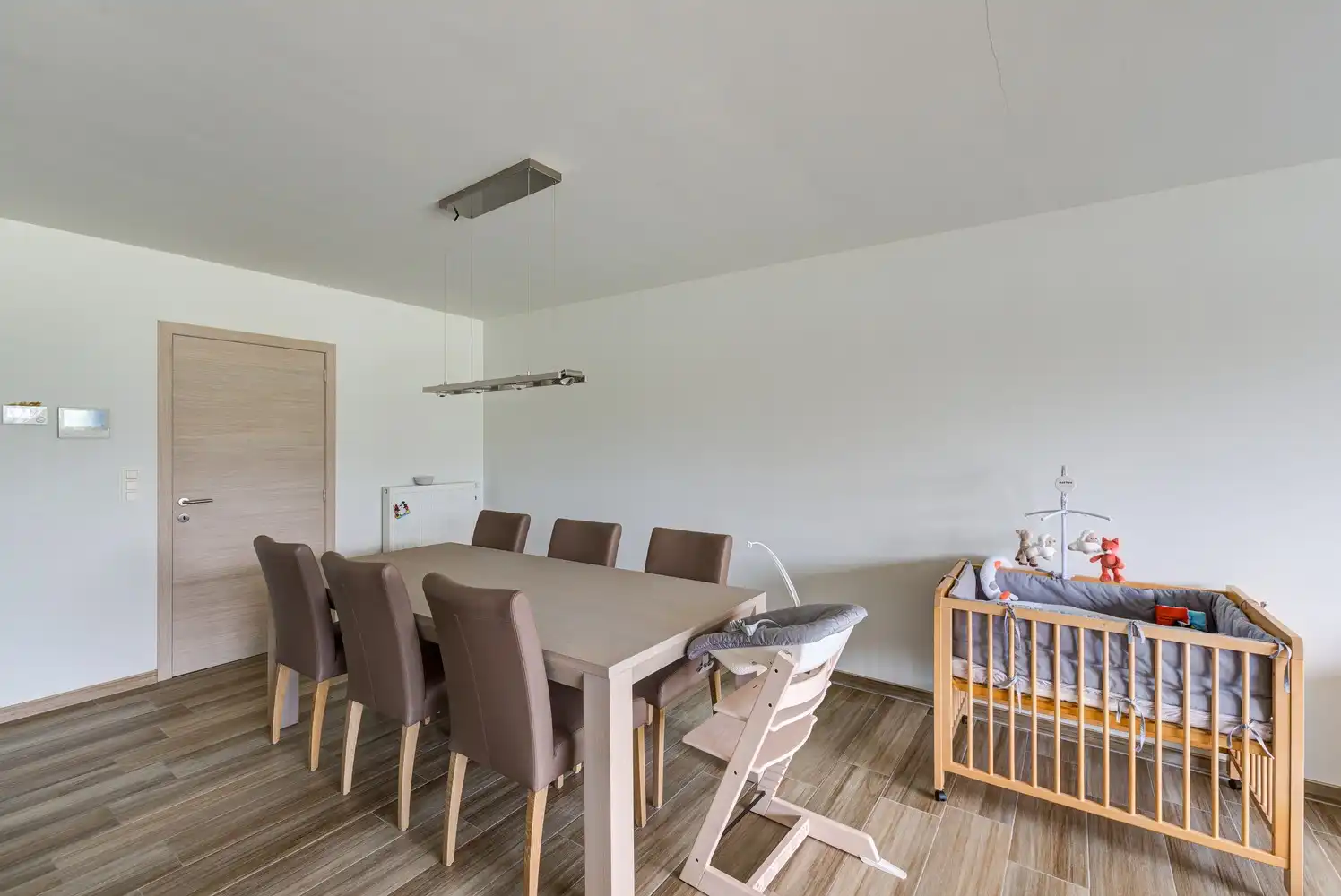 GELIJKVLOERS APPARTEMENT MET 2 SLAAPKAMERS, 2 AUTOSTAANPLAATSEN EN RUIM TERRAS TE BEVERST foto 5