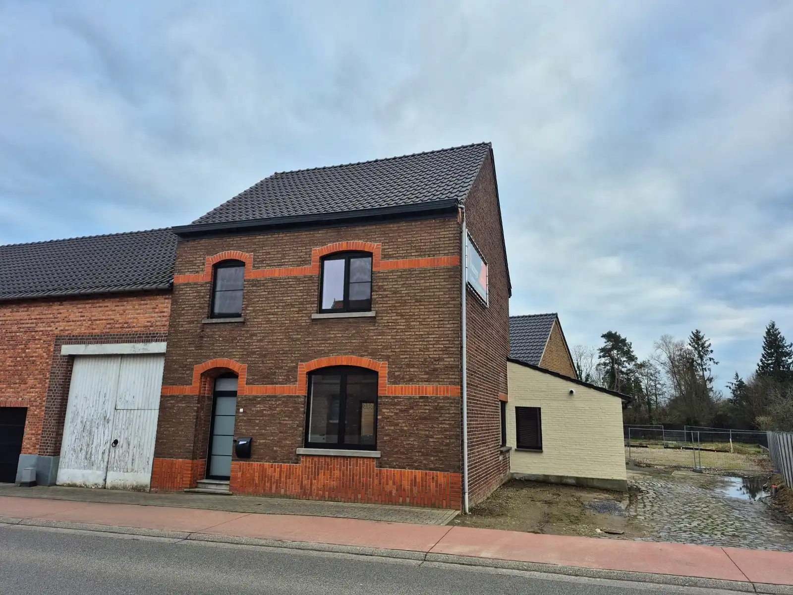 Half vrijstaande woning met drie slaapkamers foto {{pictureIndex}}