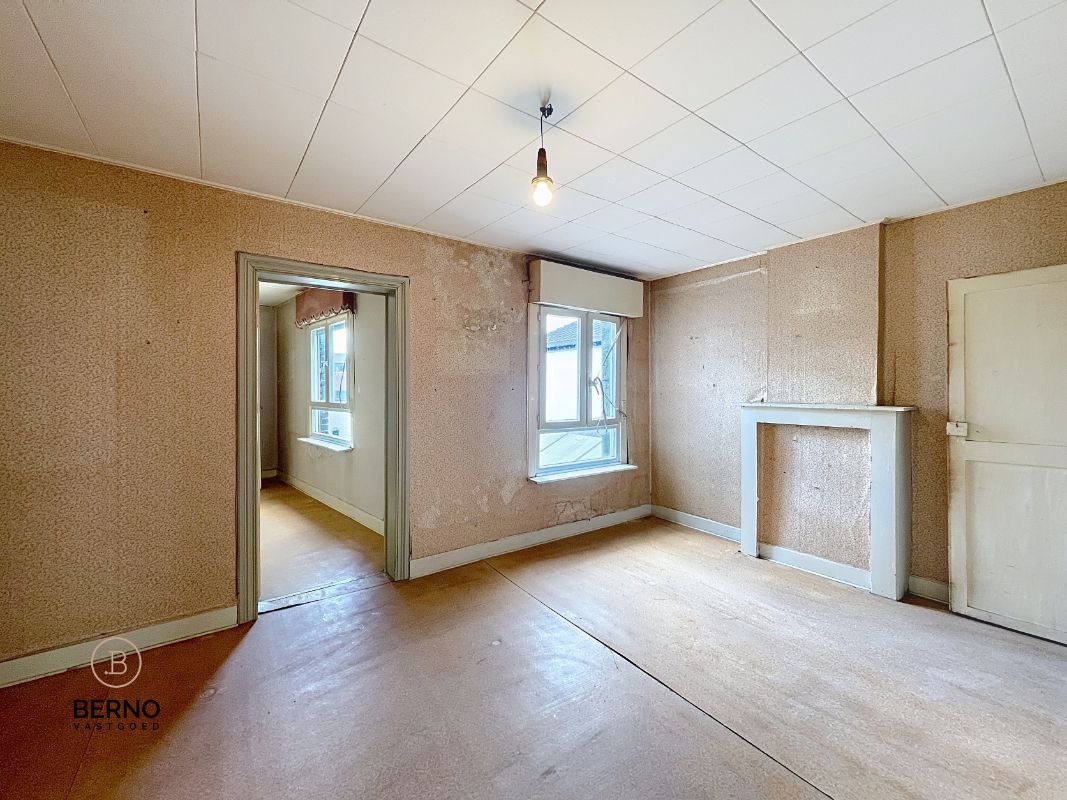 Te renoveren, ruime rijwoning met tuin en garageboxen foto 15
