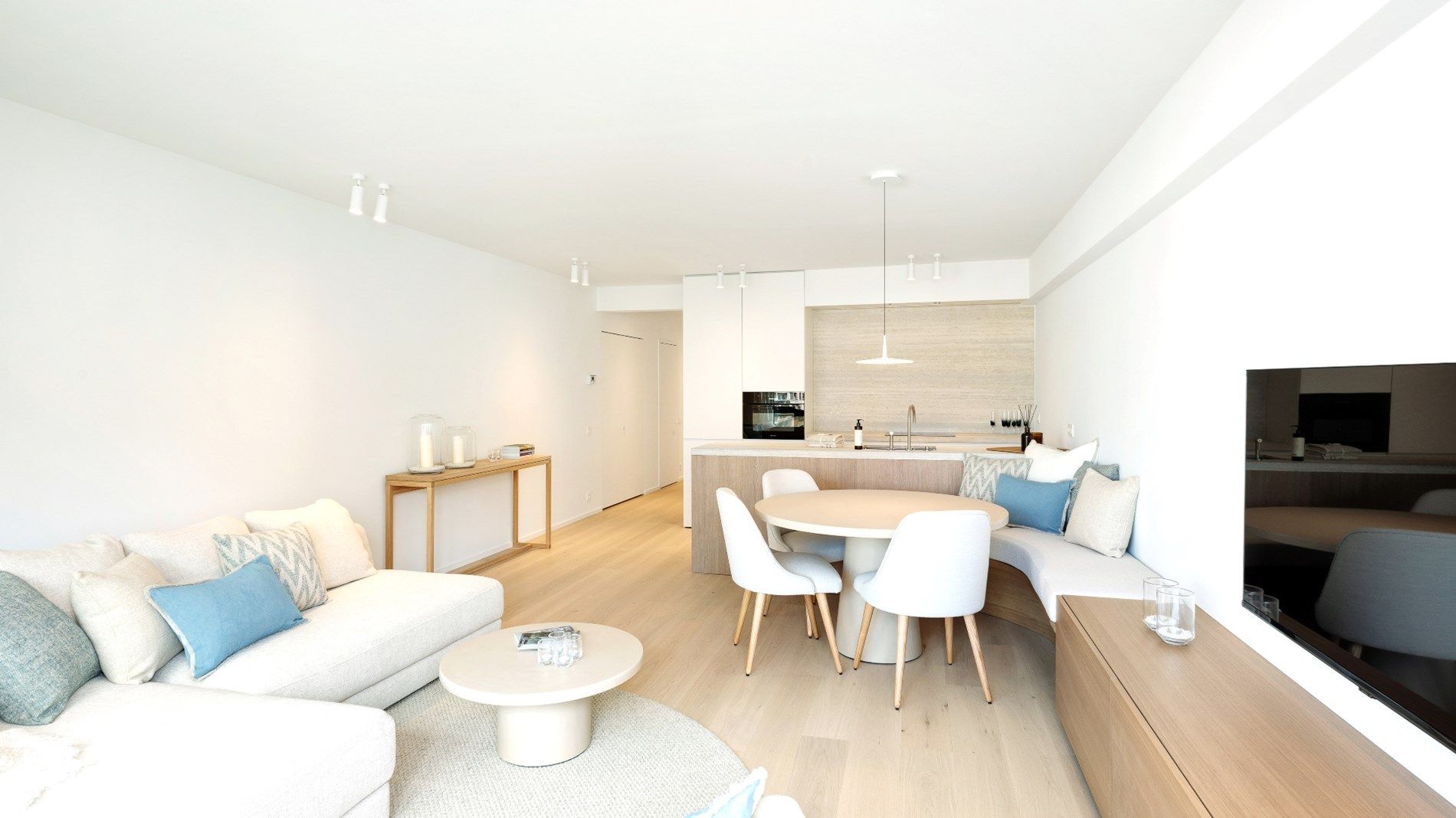 Prachtig gerenoveerd 3-slaapkamer appartement gelegen op de Lippenslaan.  foto {{pictureIndex}}