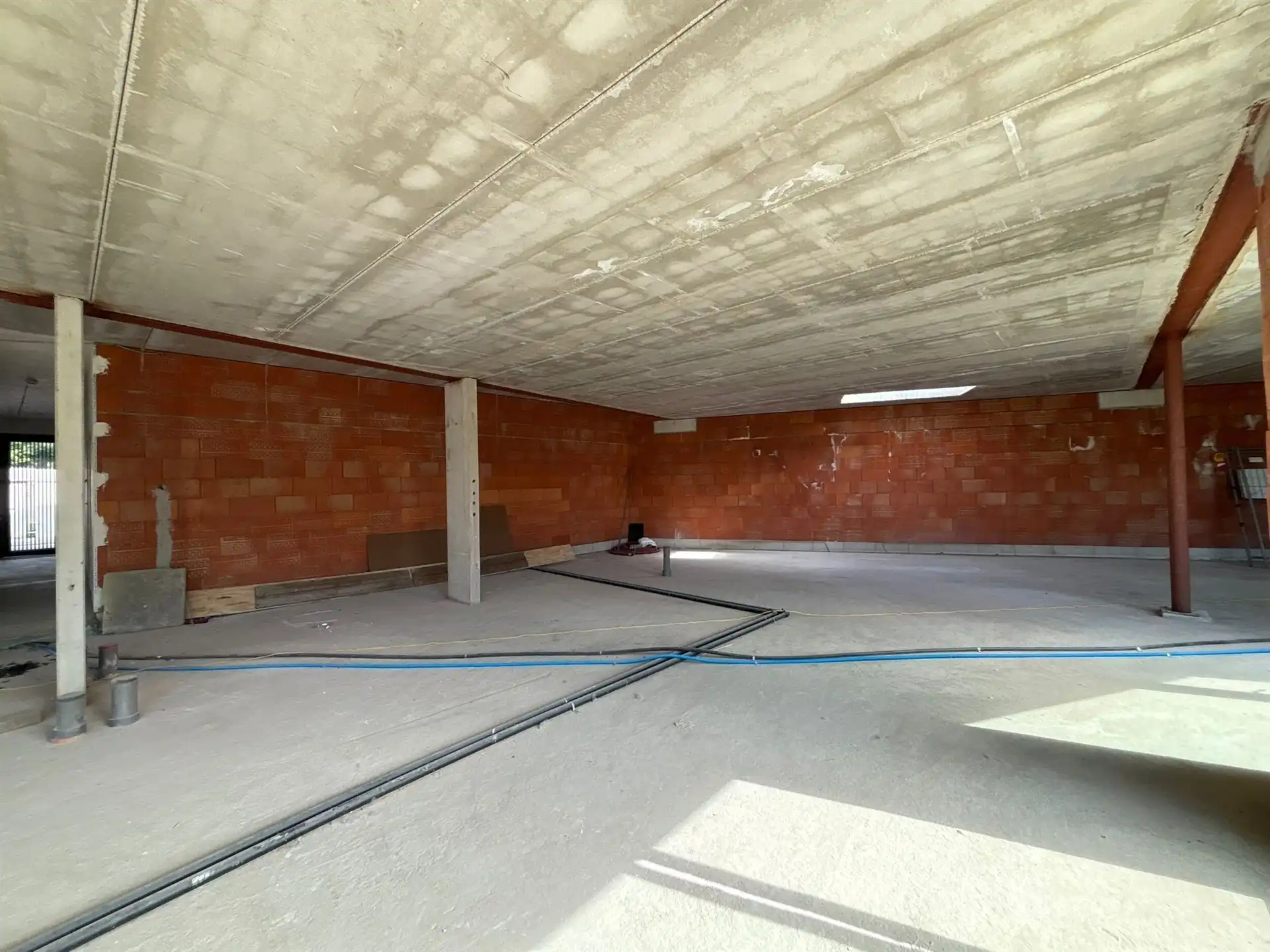 Nieuwbouw handelsruimte op commerciële liggen in het centrum! foto 6