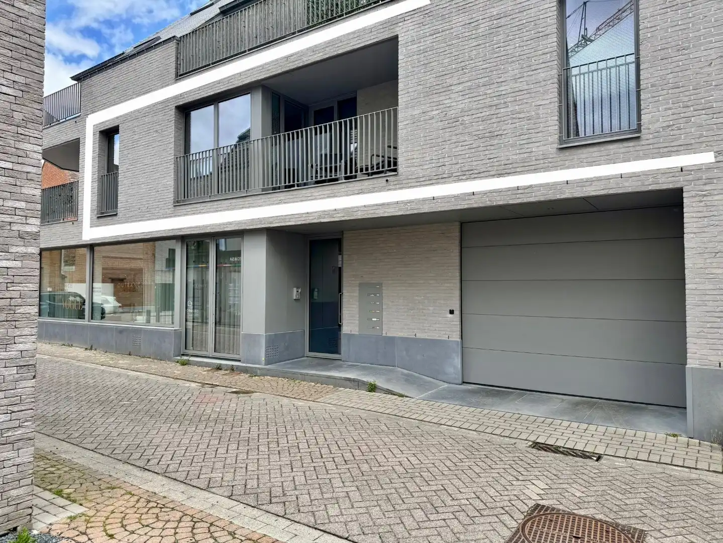 Recent en kwaliteitsvol appartement 2 slpk met terras en ondergrondse autostaanplaats - onder de kerktoren van Meise foto {{pictureIndex}}