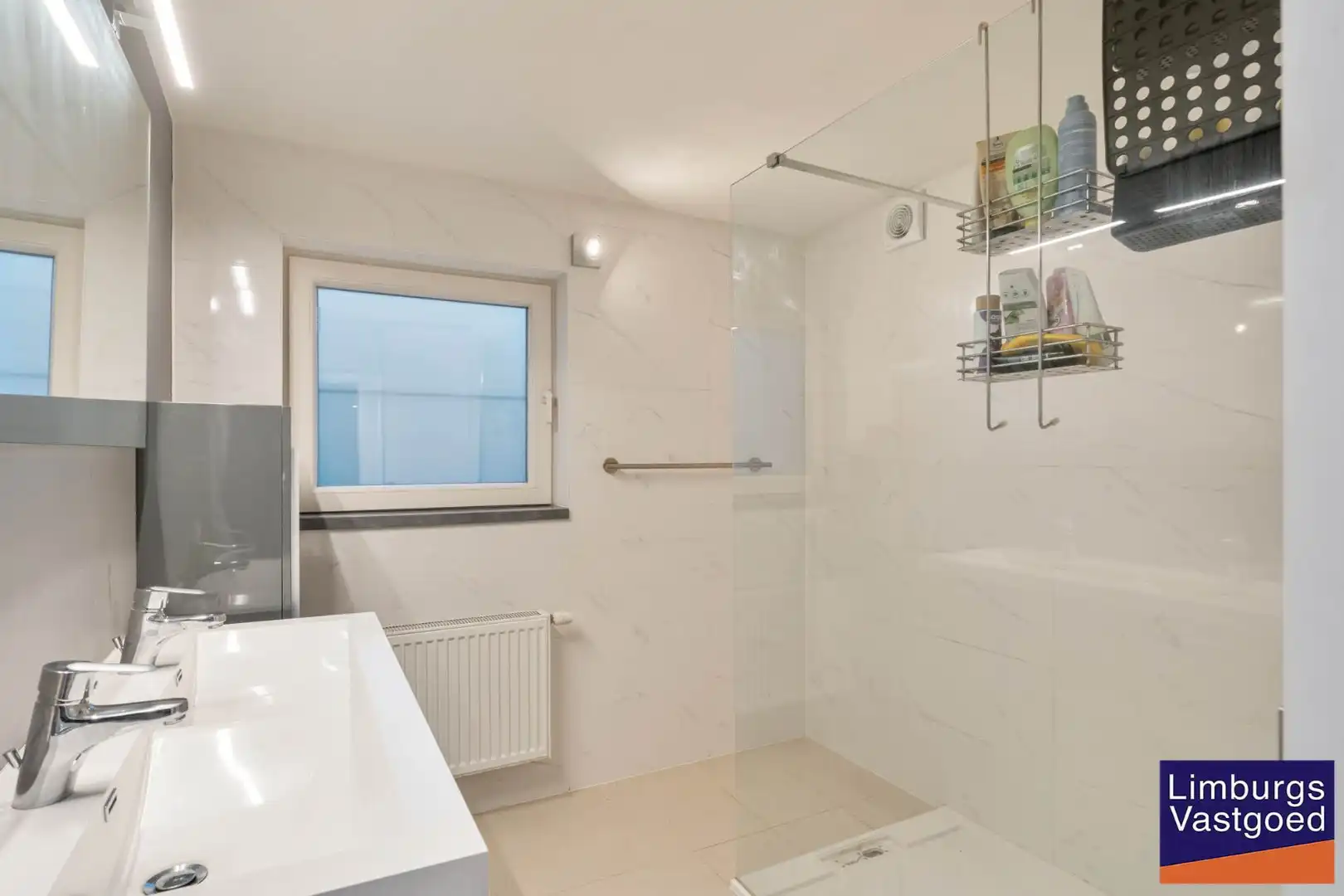 Stadswoning met 4 slpk, zuidgerichte tuin en garage, nabij kleine ring, station en Vredespark foto 14