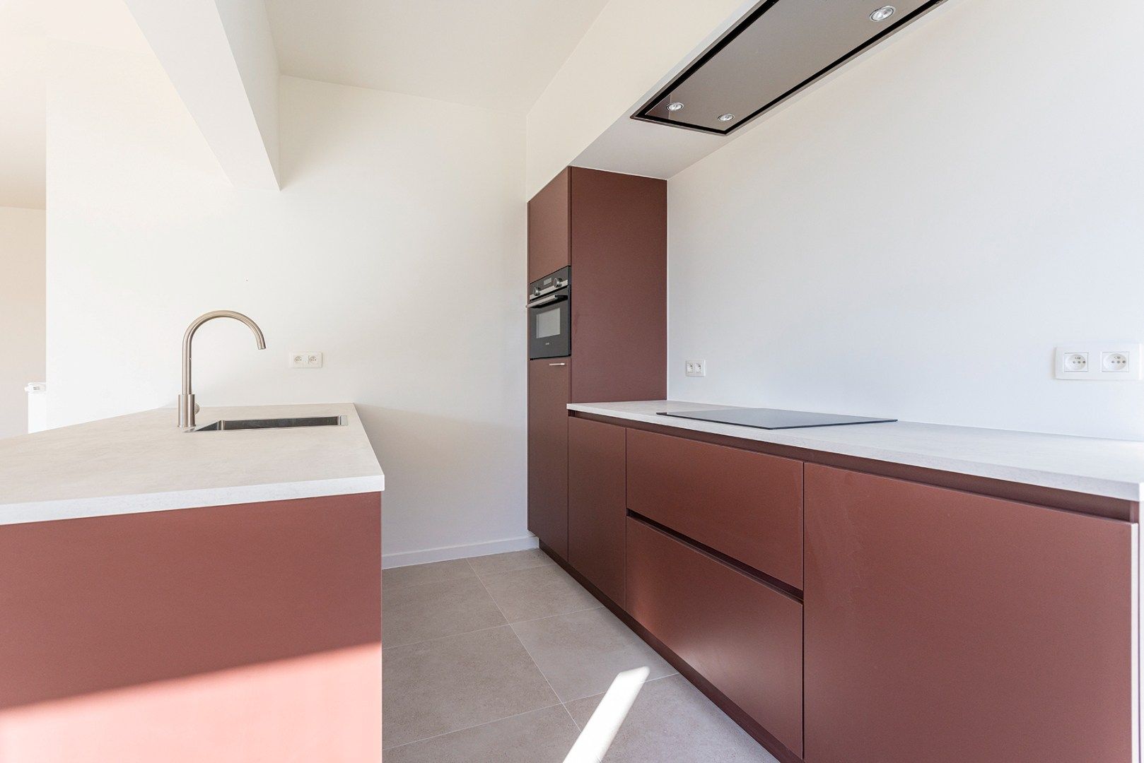 Volledig gerenoveerd (vernieuwbouw) 3-slaapkamer appartement met terras! foto 6