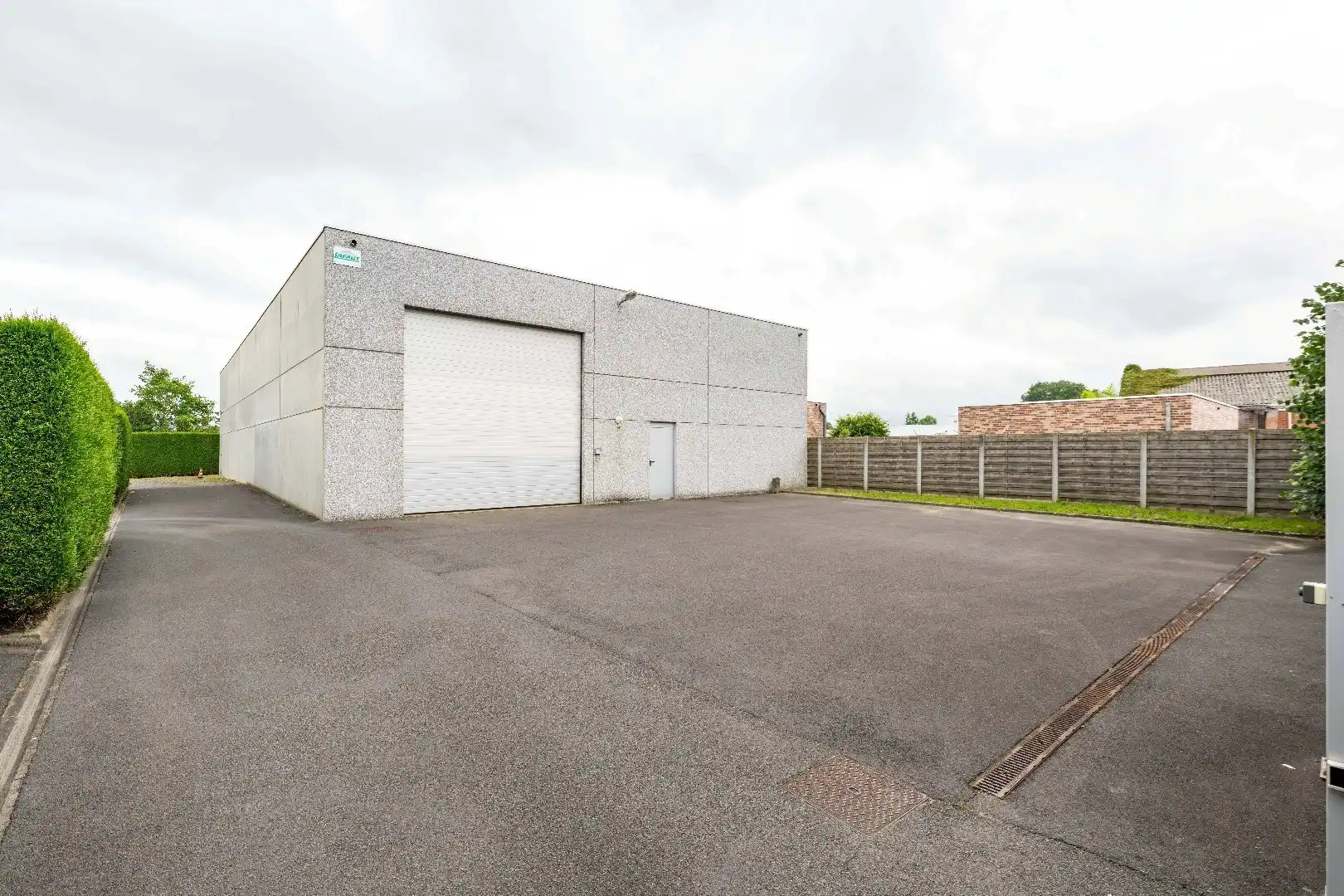 BEDRIJFS-/INVESTERINGS VASTGOED | LOODS | SHOWROOM | BURELEN & APPARTEMENT  foto 2