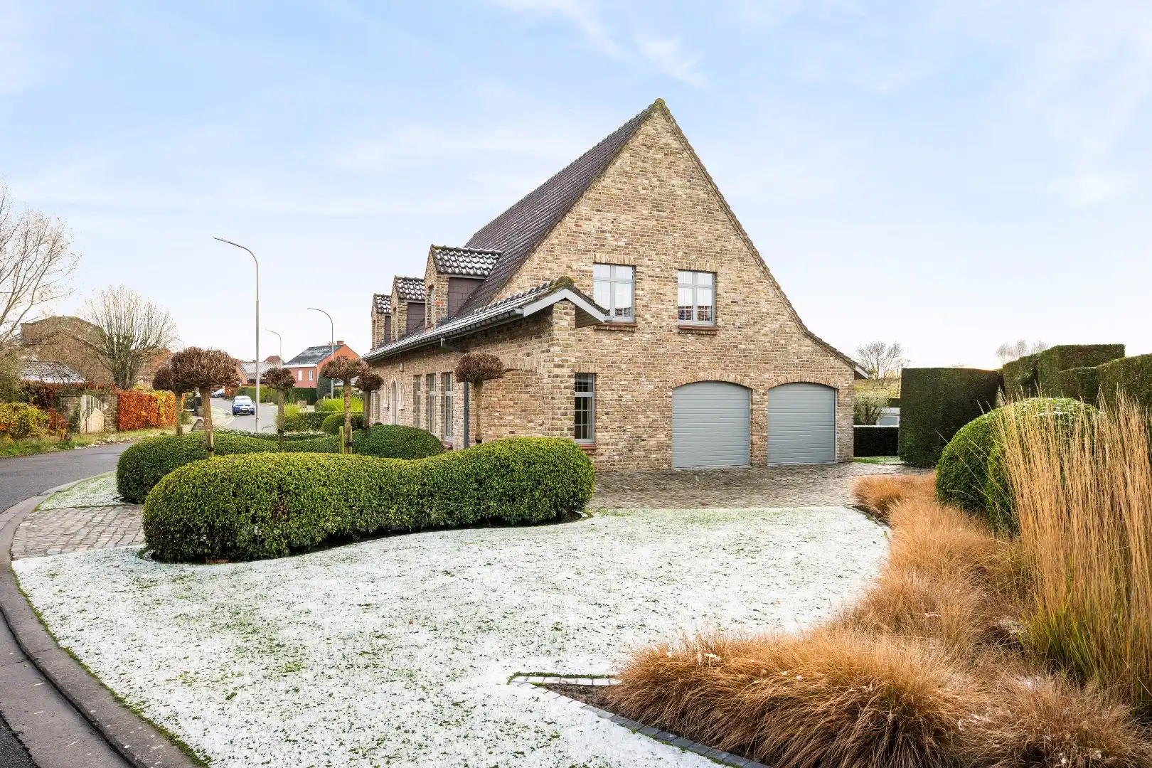 KWALITATIEF AFGEWERKTE VILLA IN RUSTIGE WIJK MET EPC B (172), 4 SLPKS, DUBBELE GARAGE EN 325M² BEW. OPP. foto 2