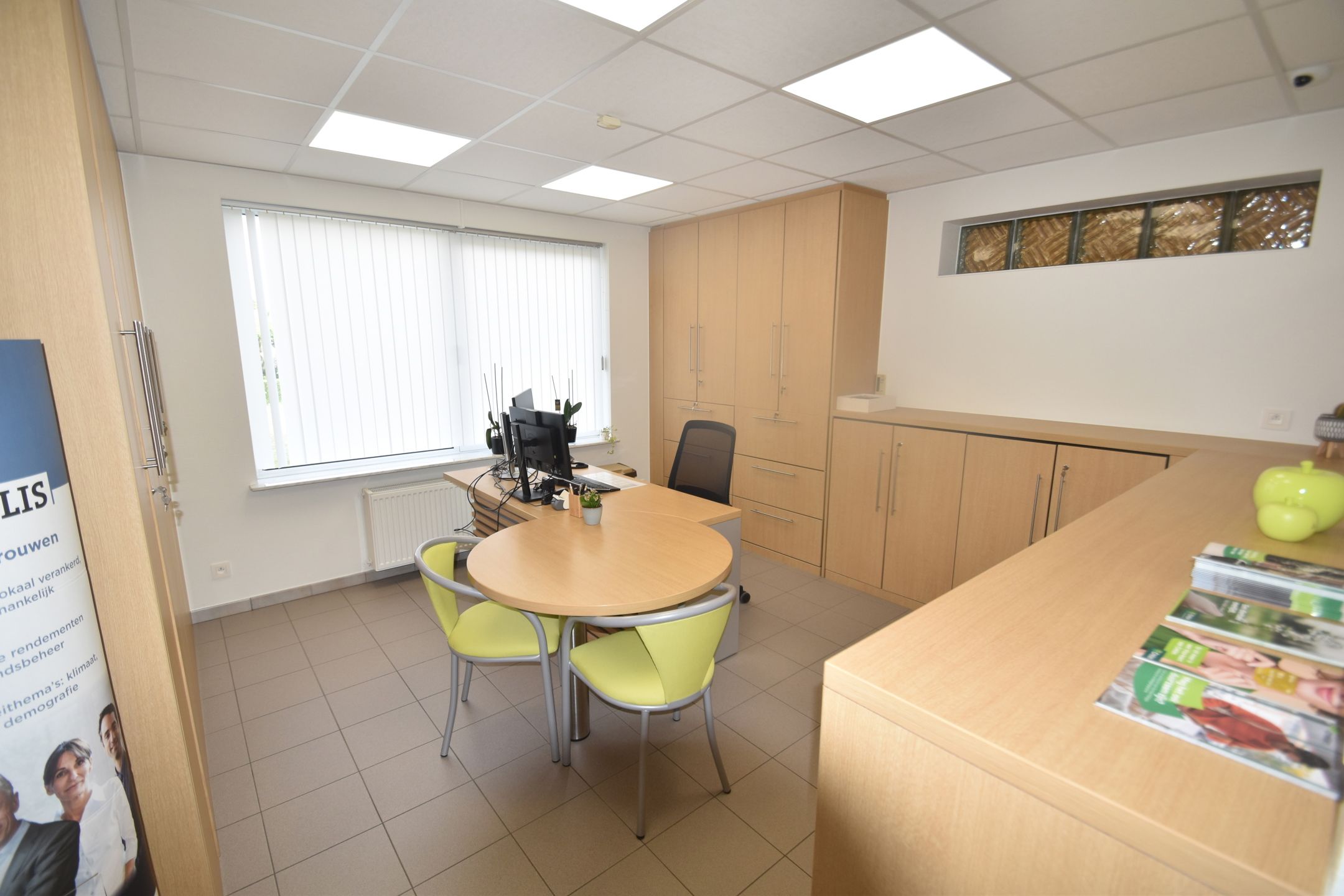 Instapklare villa/bungalow met aansluitend een kantoorruimte/handelsgelijkvloers op ruim perceel van +/- 30 are. Meerdere parkeerplaatsen foto 32