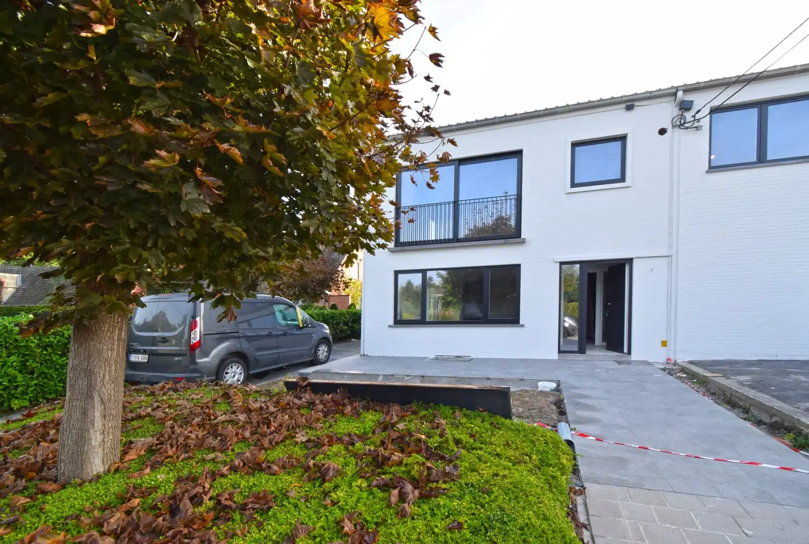 VOLLEDIG GERENOVEERD APPARTEMENT MET GARAGE foto {{pictureIndex}}