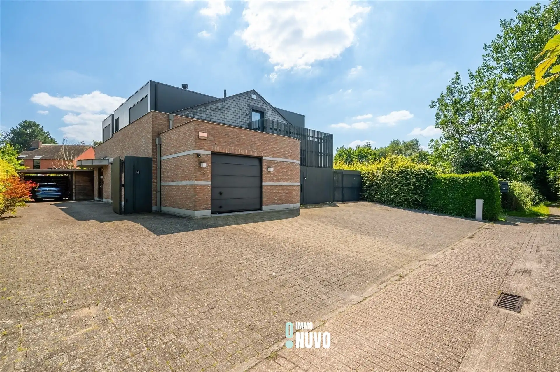 Hedendaagse kangoeroe-woning te Aalst foto {{pictureIndex}}