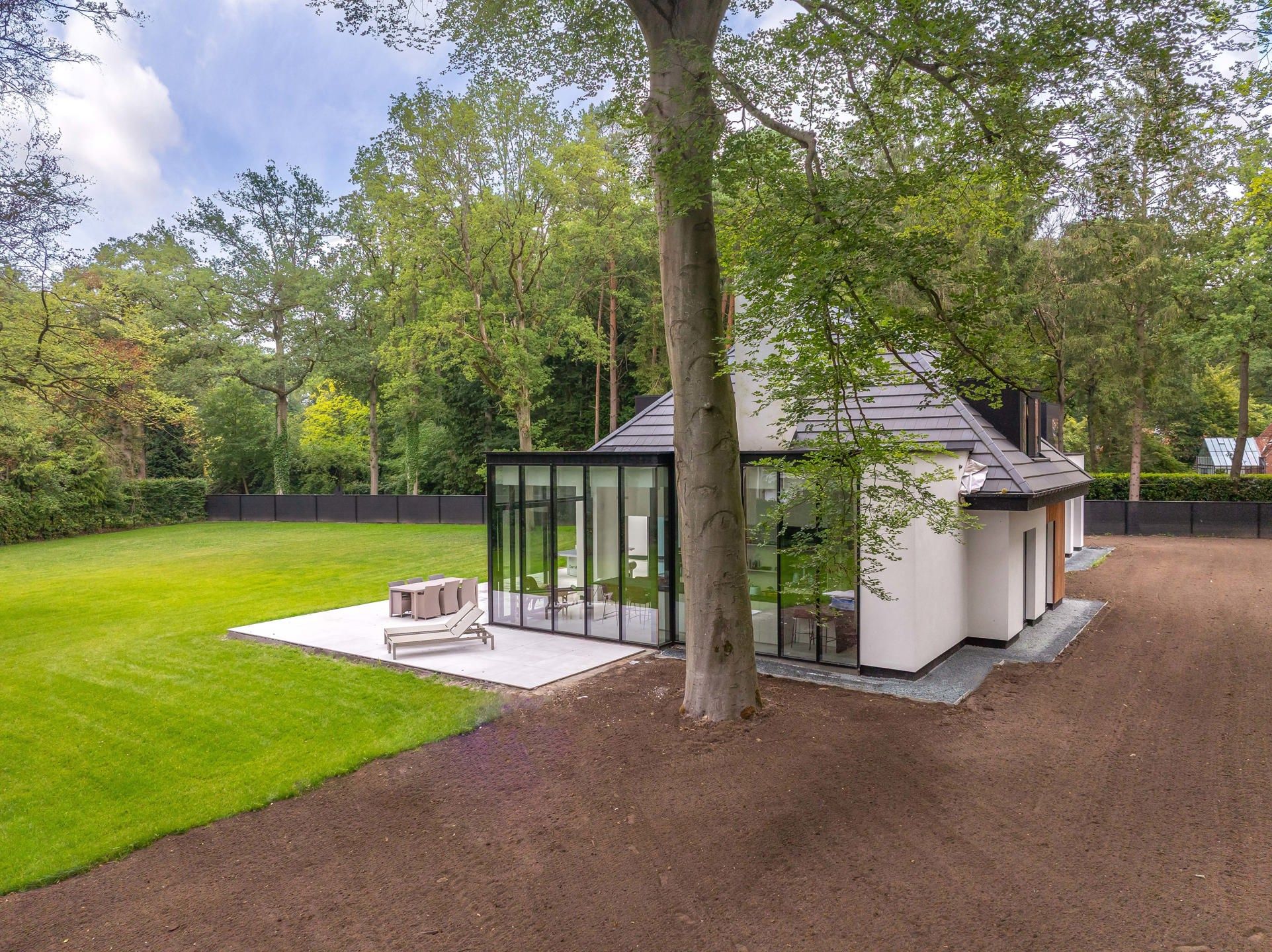 Luxe volledig gerenoveerde villa op een prachtig hoekperceel foto 22