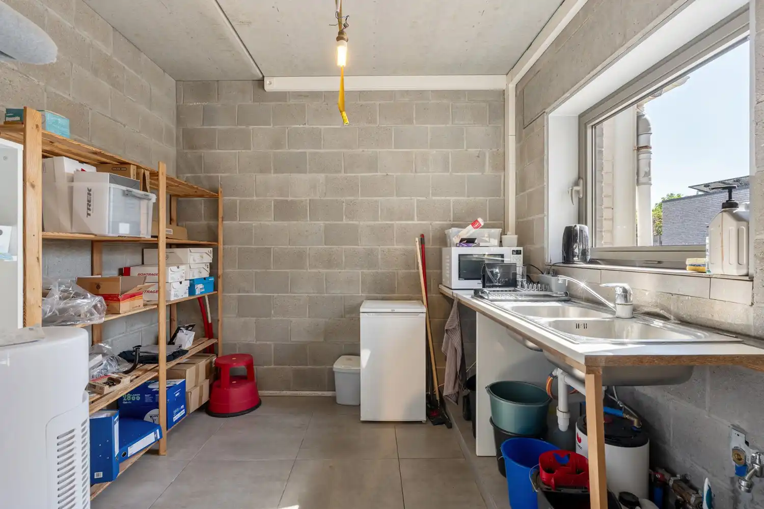 Commercieel pand met ruime handelsruimte, loods én drie-slaapkamer appartement van 160 m² in Wezemaal ! foto 10