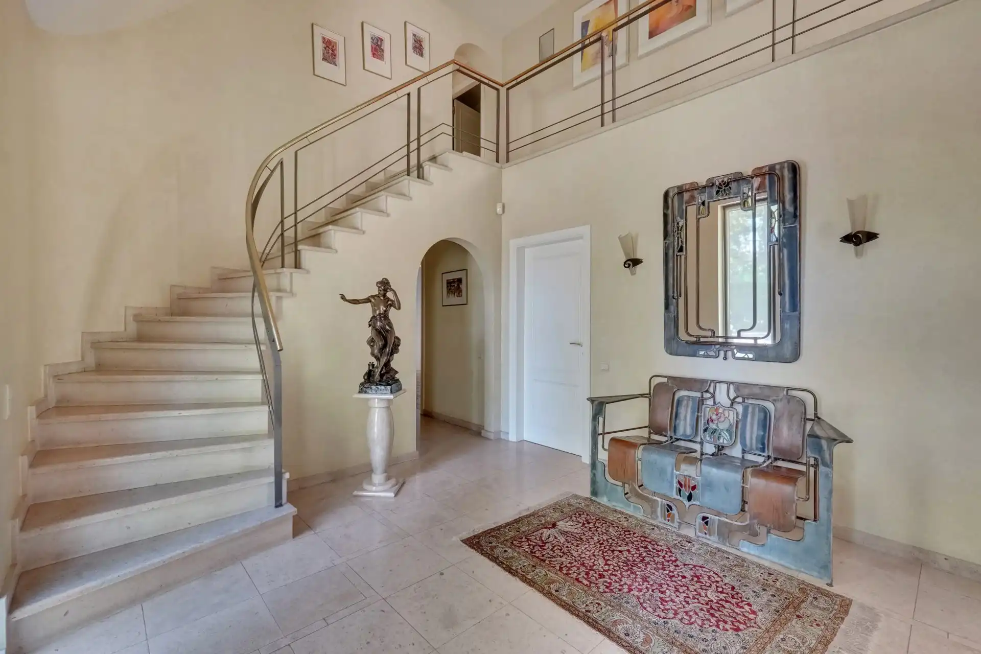Exclusieve Residentiële Villa met Tijdloze Elegantie en Uitzonderlijk Wooncomfort foto 4
