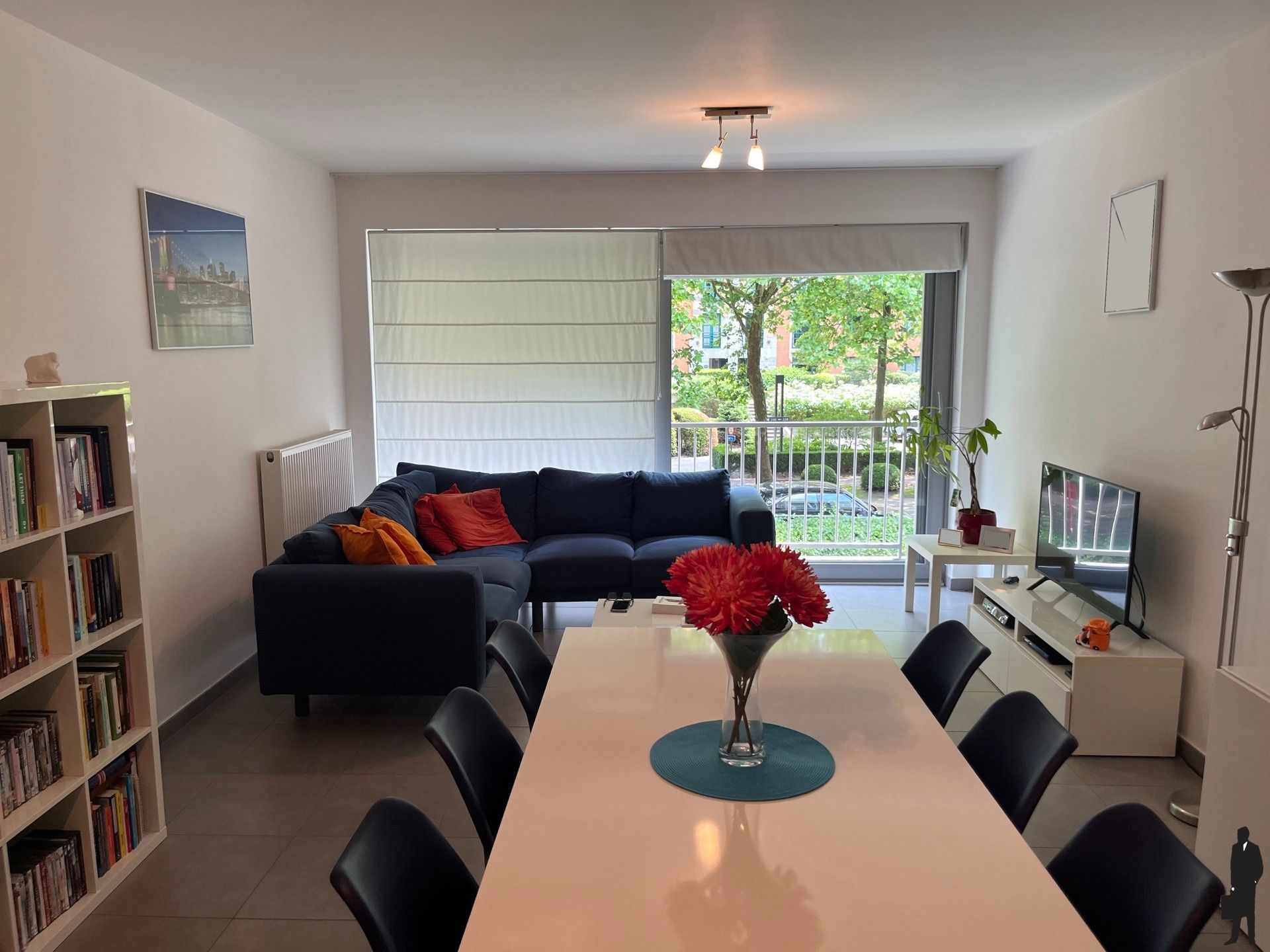 Instapklaar appartement, tegenover de Golf van Brasschaat, met 2 slaapkamers en ondergrondse garagestaanplaats. foto {{pictureIndex}}