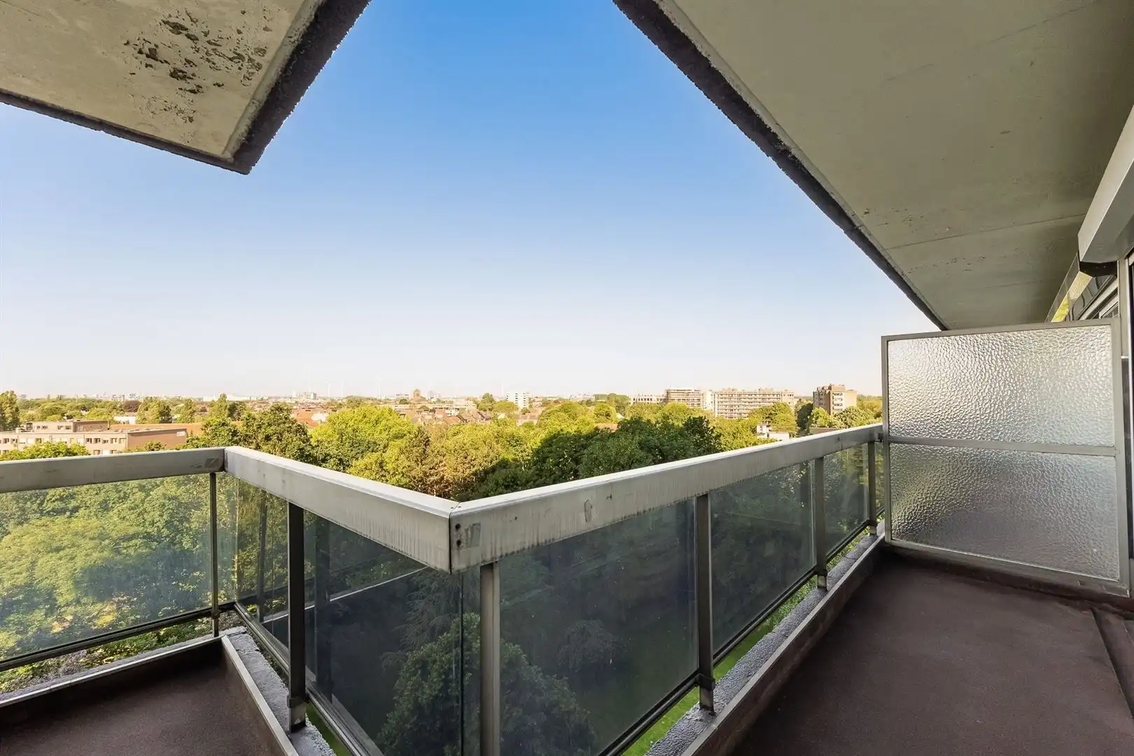 Lichtrijk appartement met panoramisch uitzicht en autostaanplaats foto 12