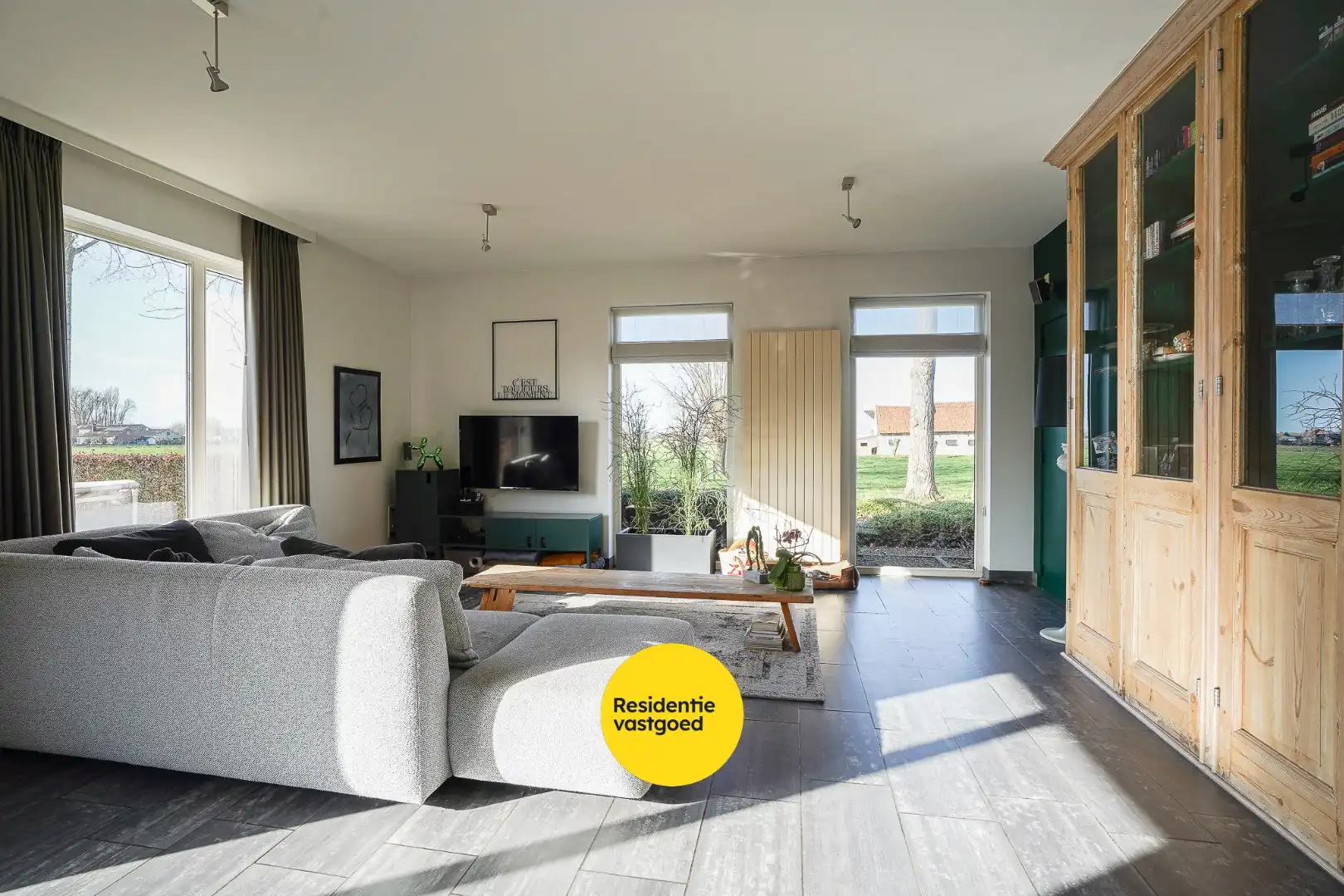 Ruime gezinswoning in doodlopende straat foto {{pictureIndex}}