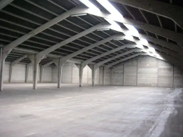Moderne loodsen in de industriezone te Kuurne foto {{pictureIndex}}