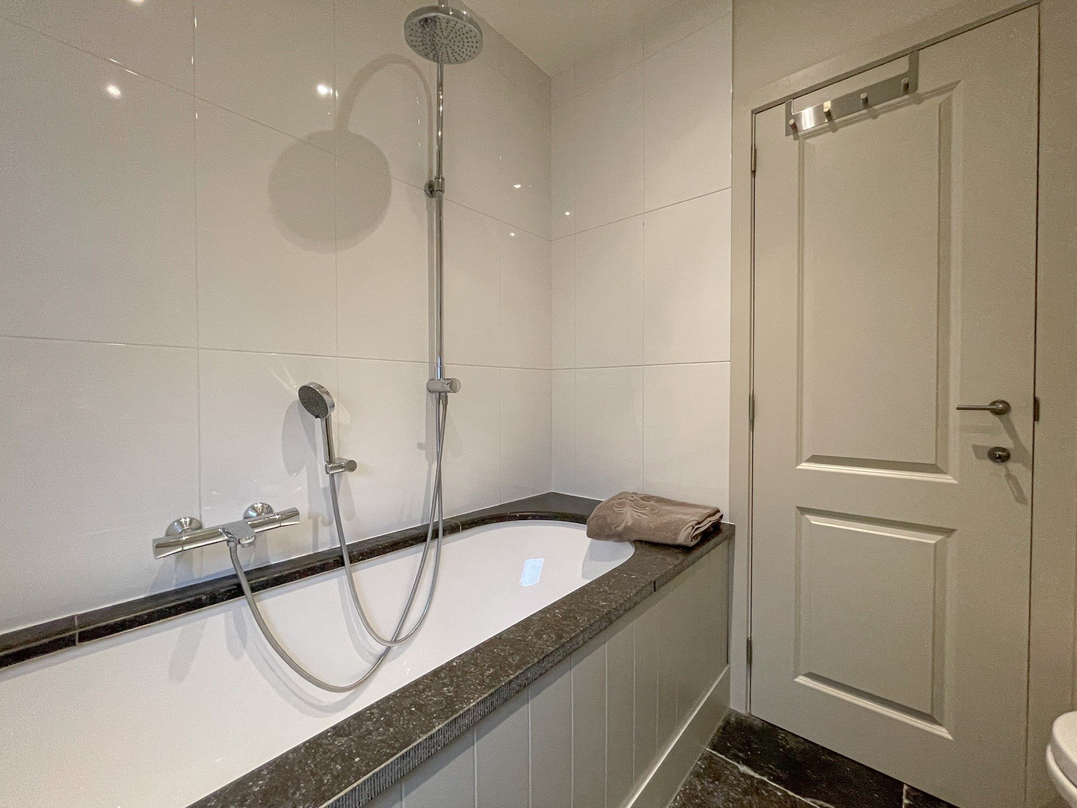 Aangenaam, perfect onderhouden appartement met een ruim terras. foto 21