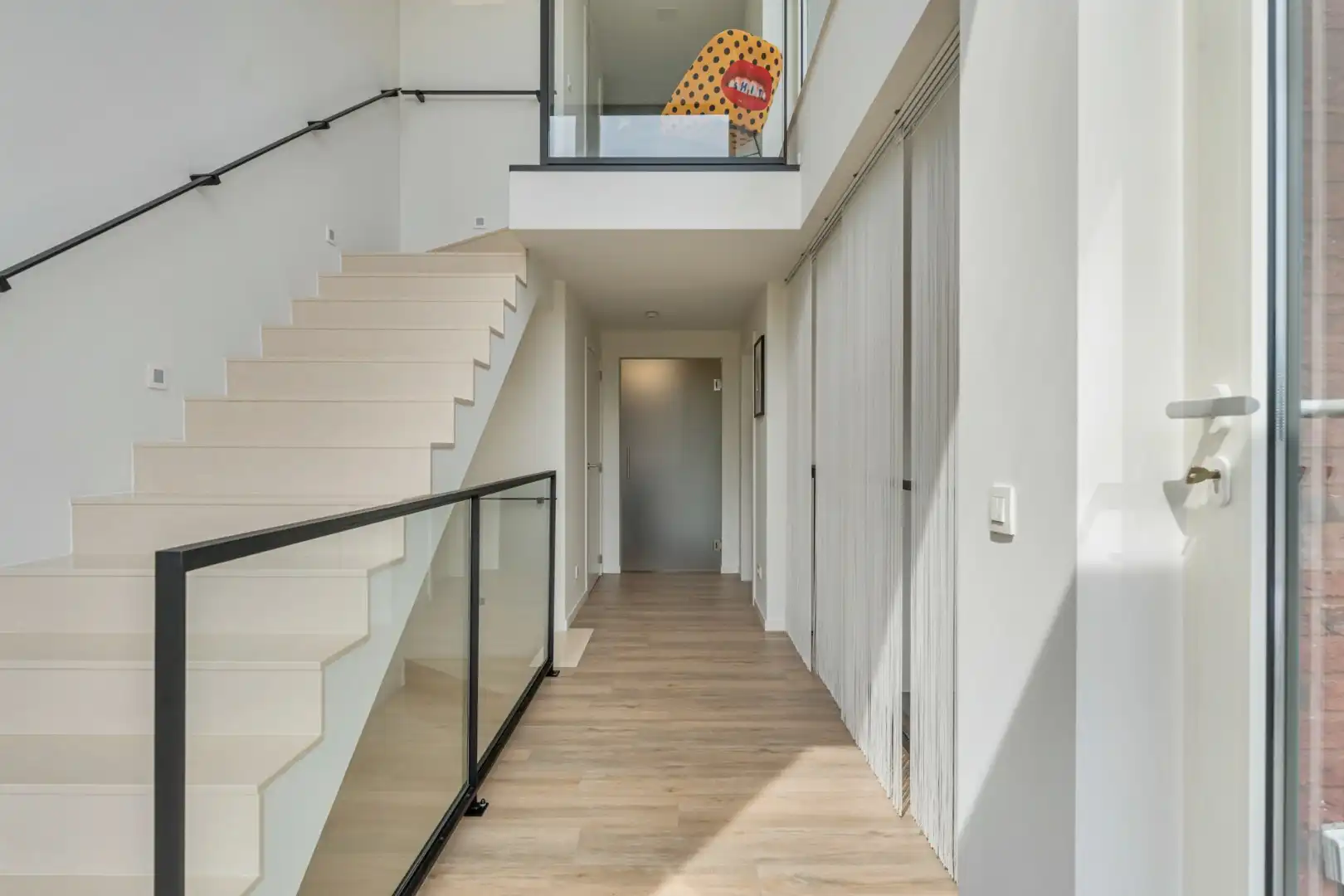Unieke, hoogwaardig afgewerkte stadswoning op een ruim perceel mét ruime garage bereikbaar langs de achterzijde! foto 34