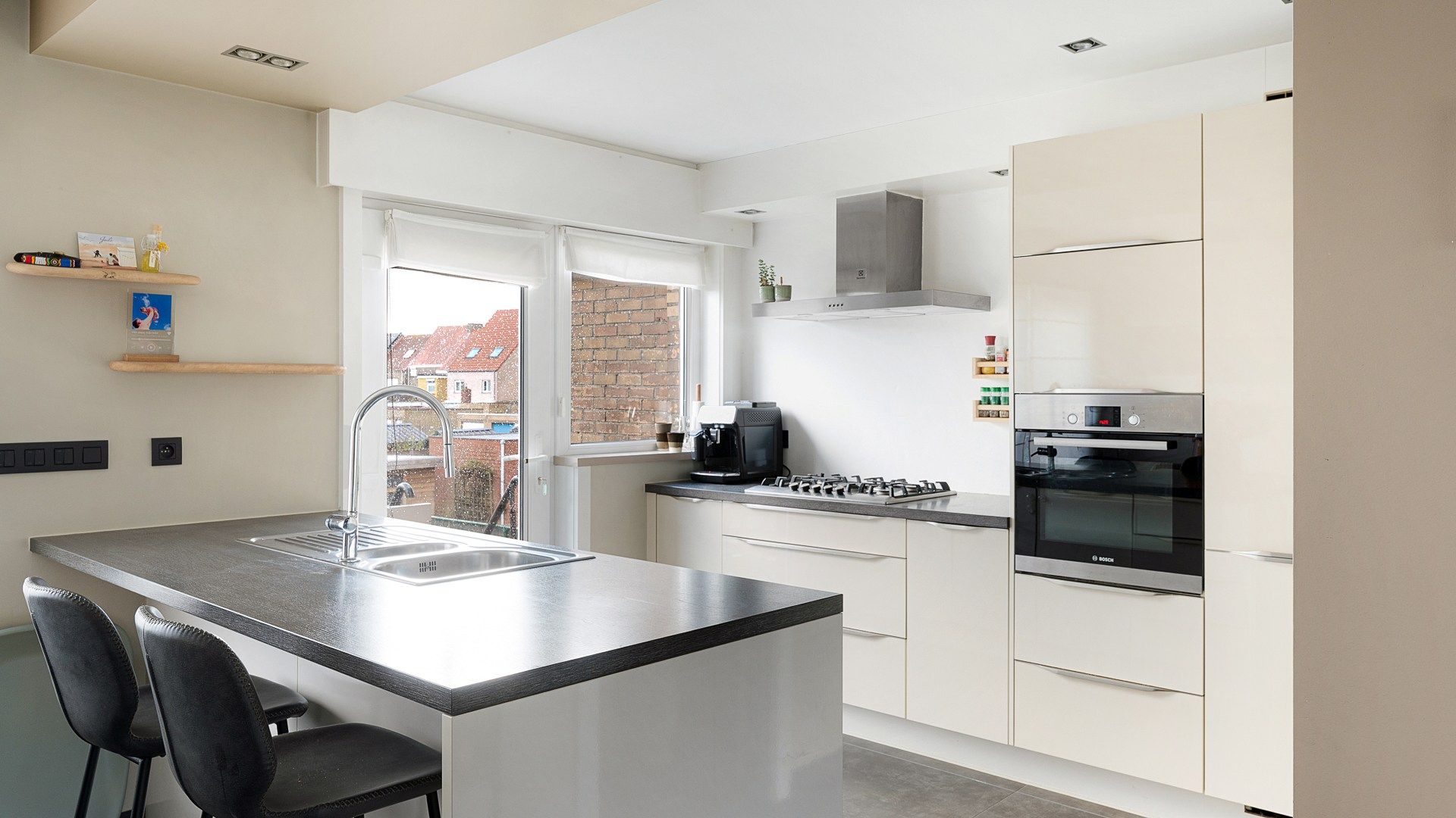 Halfopen woning met 2 garages en tuin te Heist foto 7