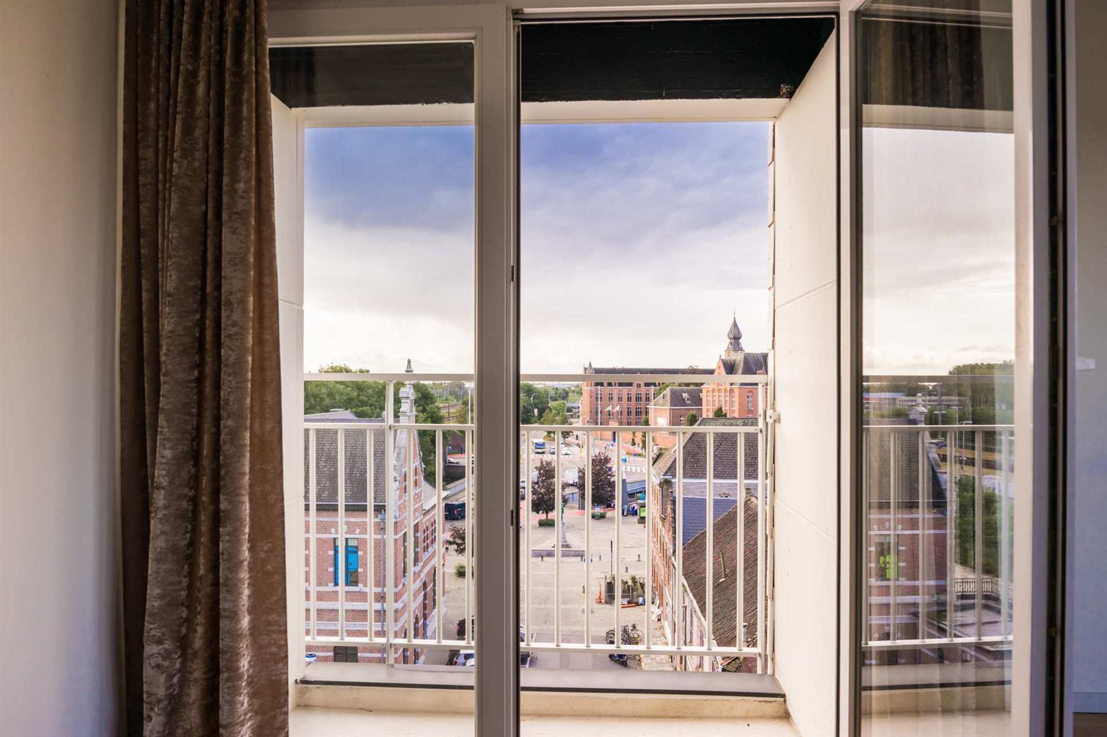 Ruim 3 slaapkamer appartement met prachtig uitzicht foto 6