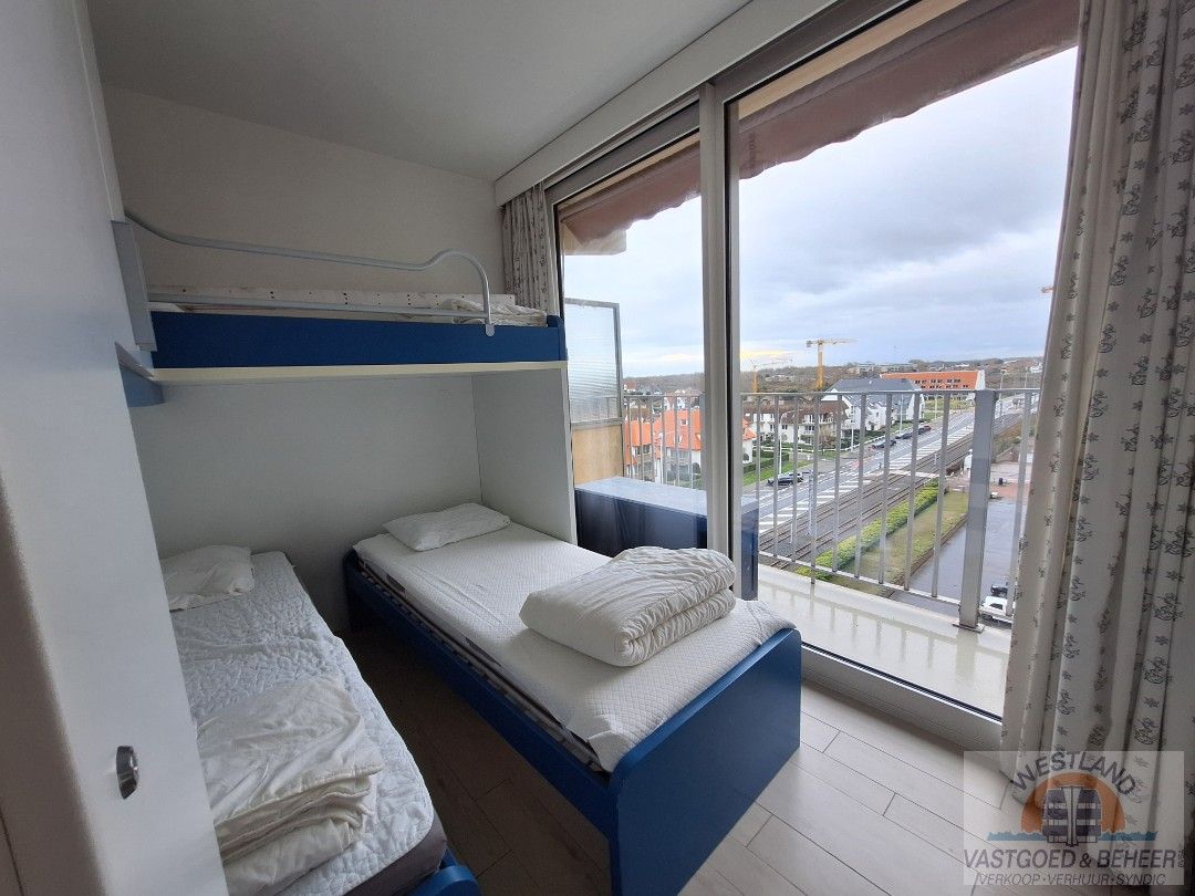 Lichtrijk gemeubeld appartement op een steenworp van het strand foto 7