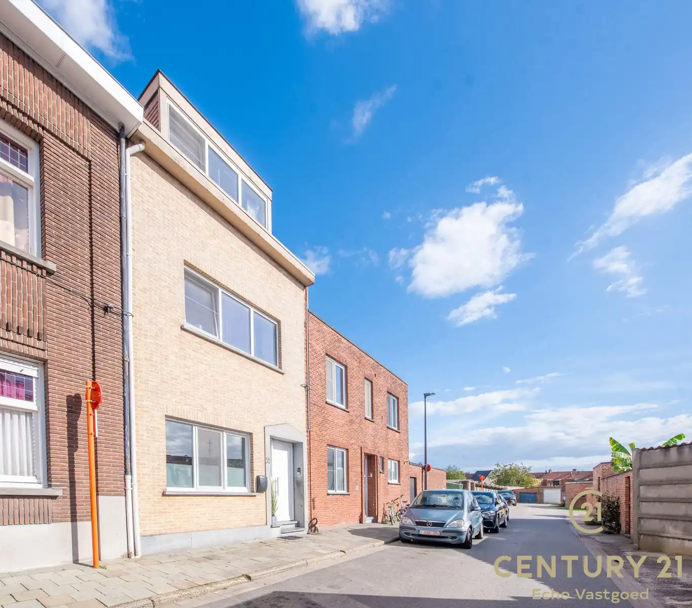 Ruime, gerenoveerde woning met 4 slpk en stadstuin foto 2