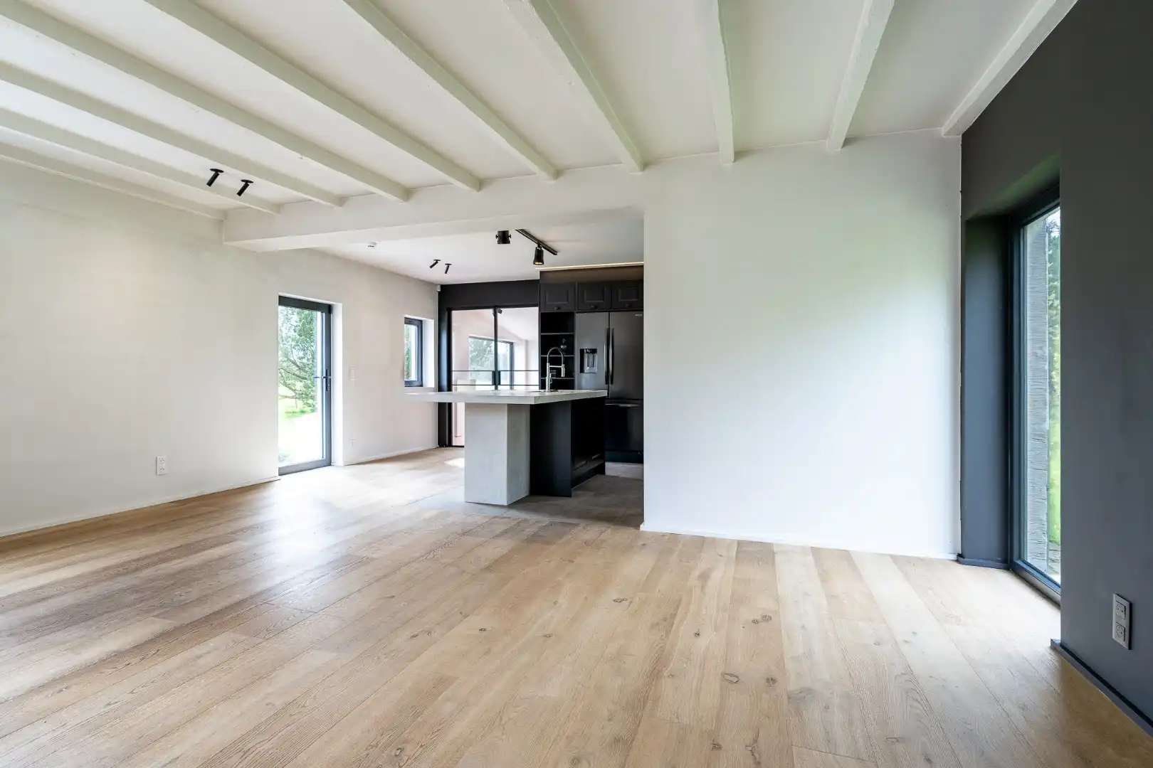 Exclusieve karaktervolle woning op een enorm perceel met 4 slaapkamers, super grote tuin met prachtig zicht op de polders foto 2
