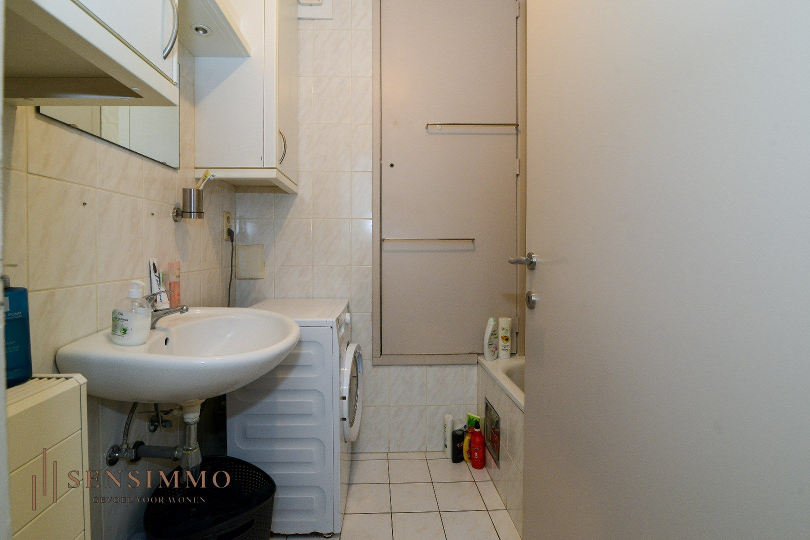 Centraal gelegen appartement in hartje Genk, ideaal voor eigen bewoning of investering! foto 13