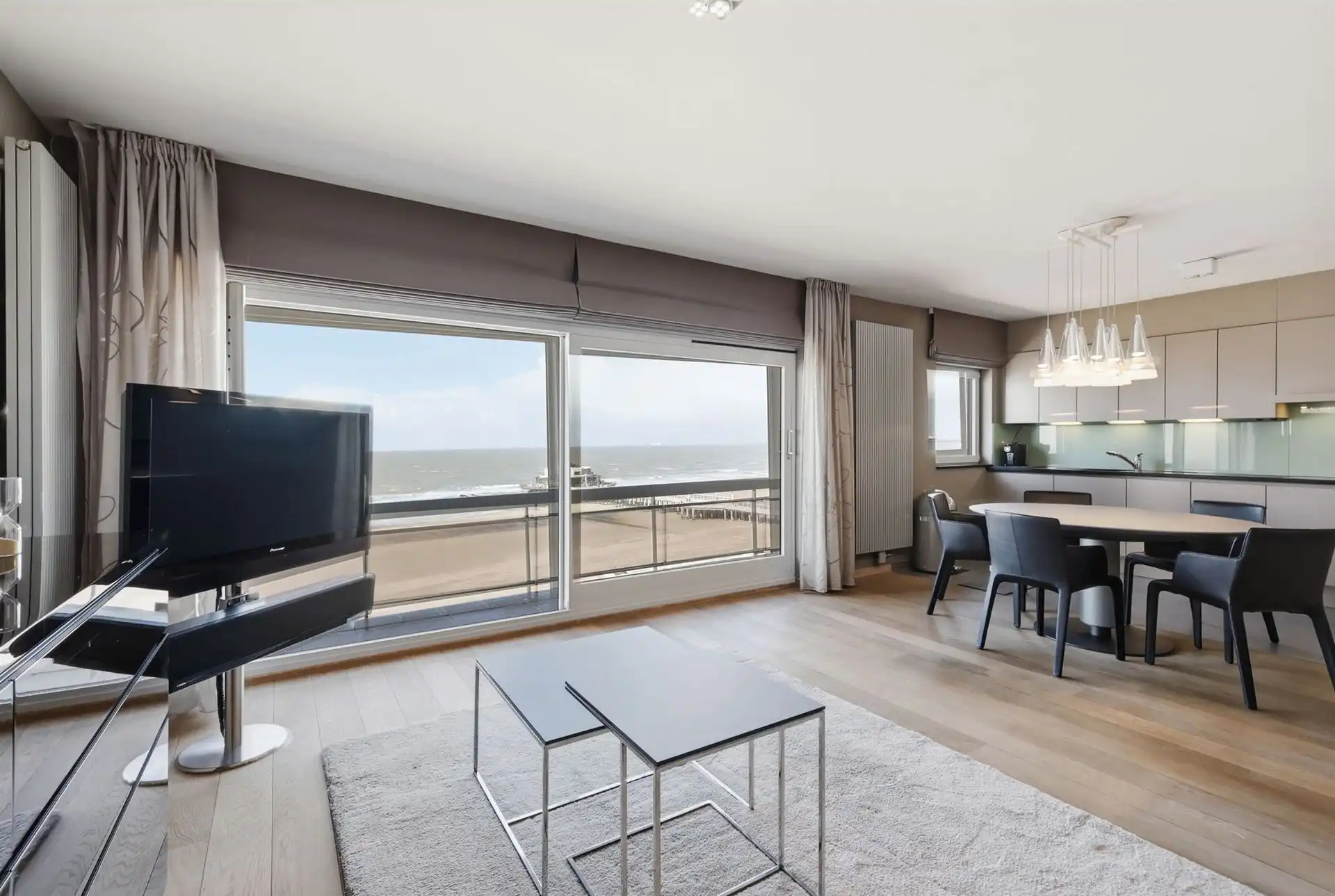 FRONTAAL ZEEZICHT / RIANTE GEVELBREEDTE  foto {{pictureIndex}}