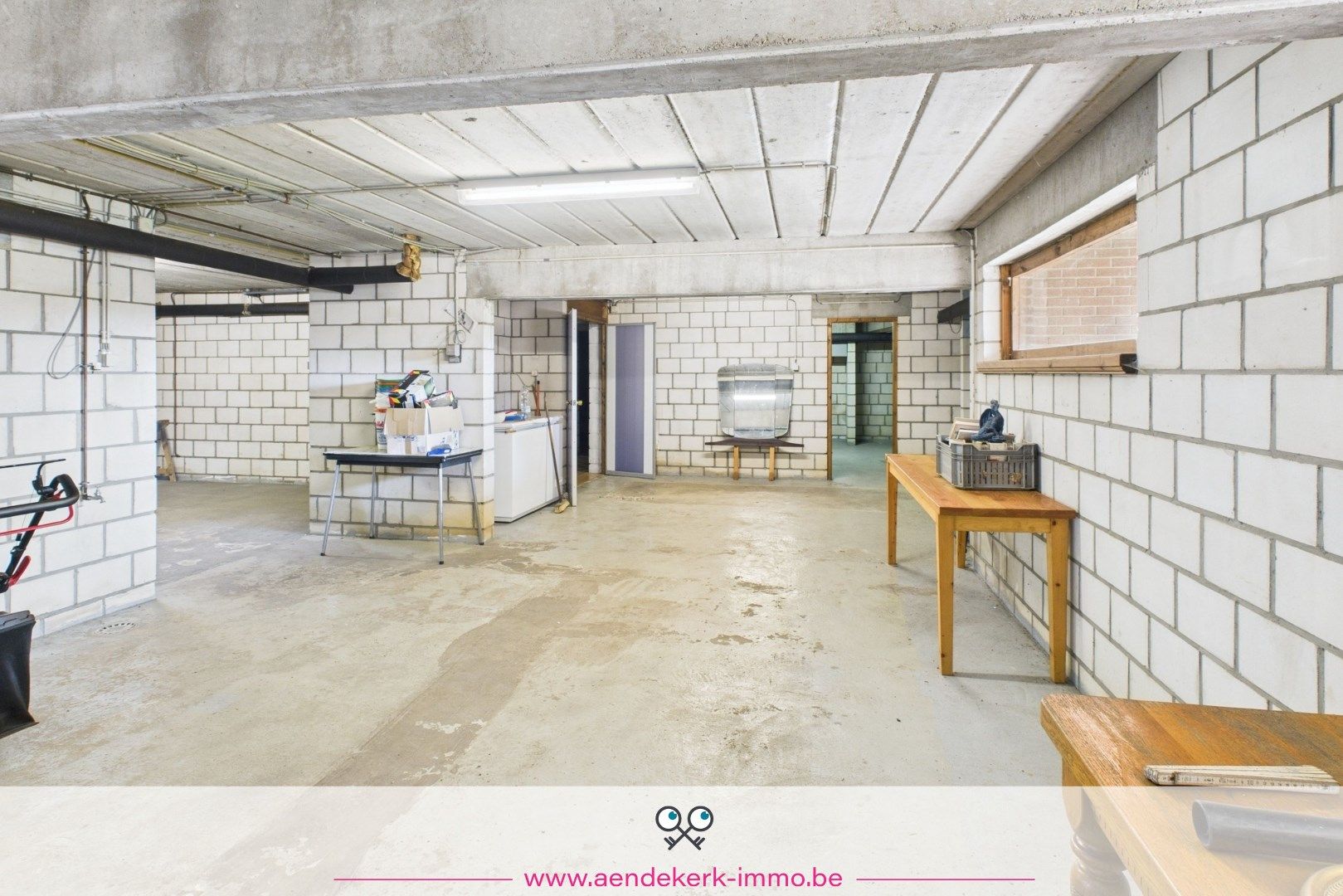 Ruime, te renoveren, woning met loods/stal in As foto 18