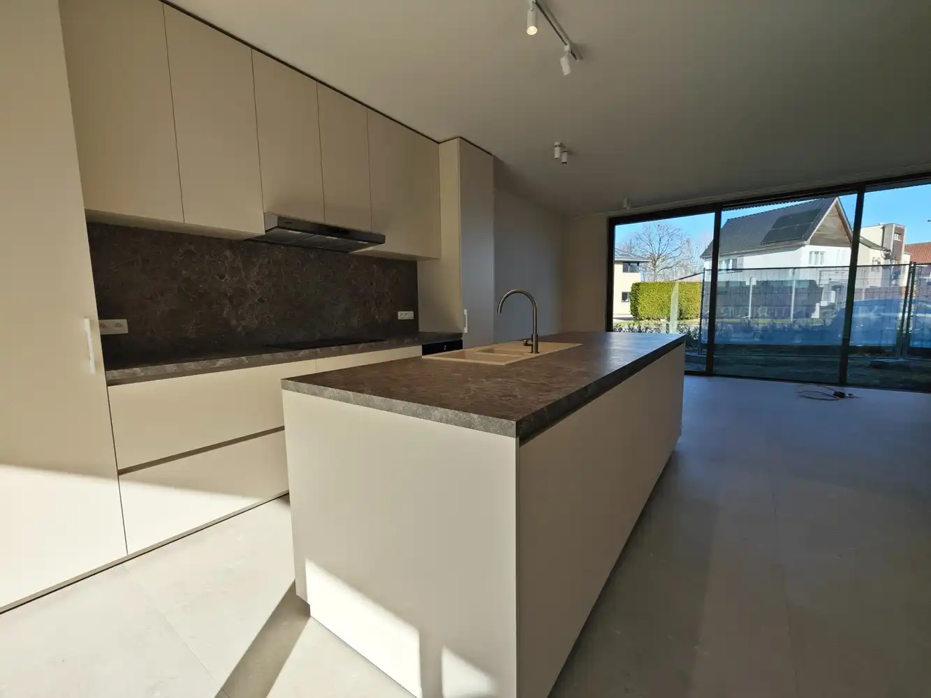 High-end nieuwbouw-appartement met ruim terras, privétuintje, parking en ruime buitenberging foto 9