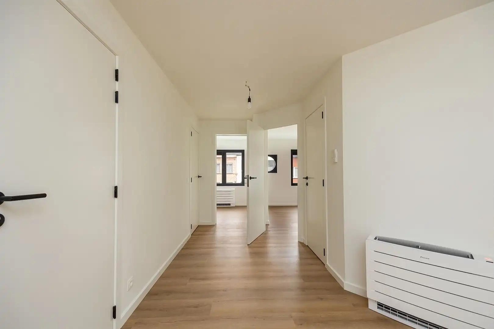 Gloednieuw gerenoveerd 2-slaapkamerappartement met groot terras foto 9