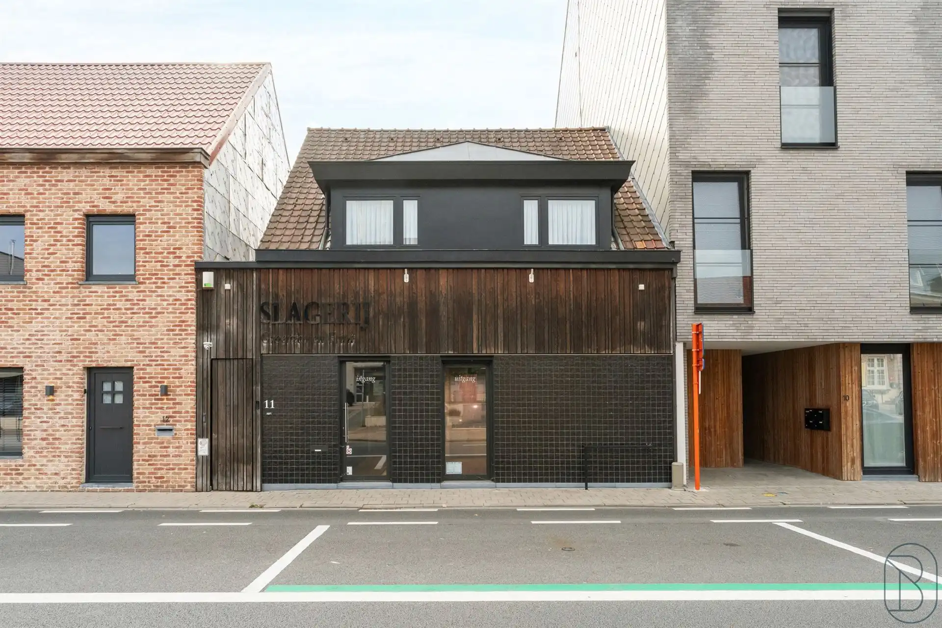 Vernieuwde handelszaak met woonst, en grote garage foto 25