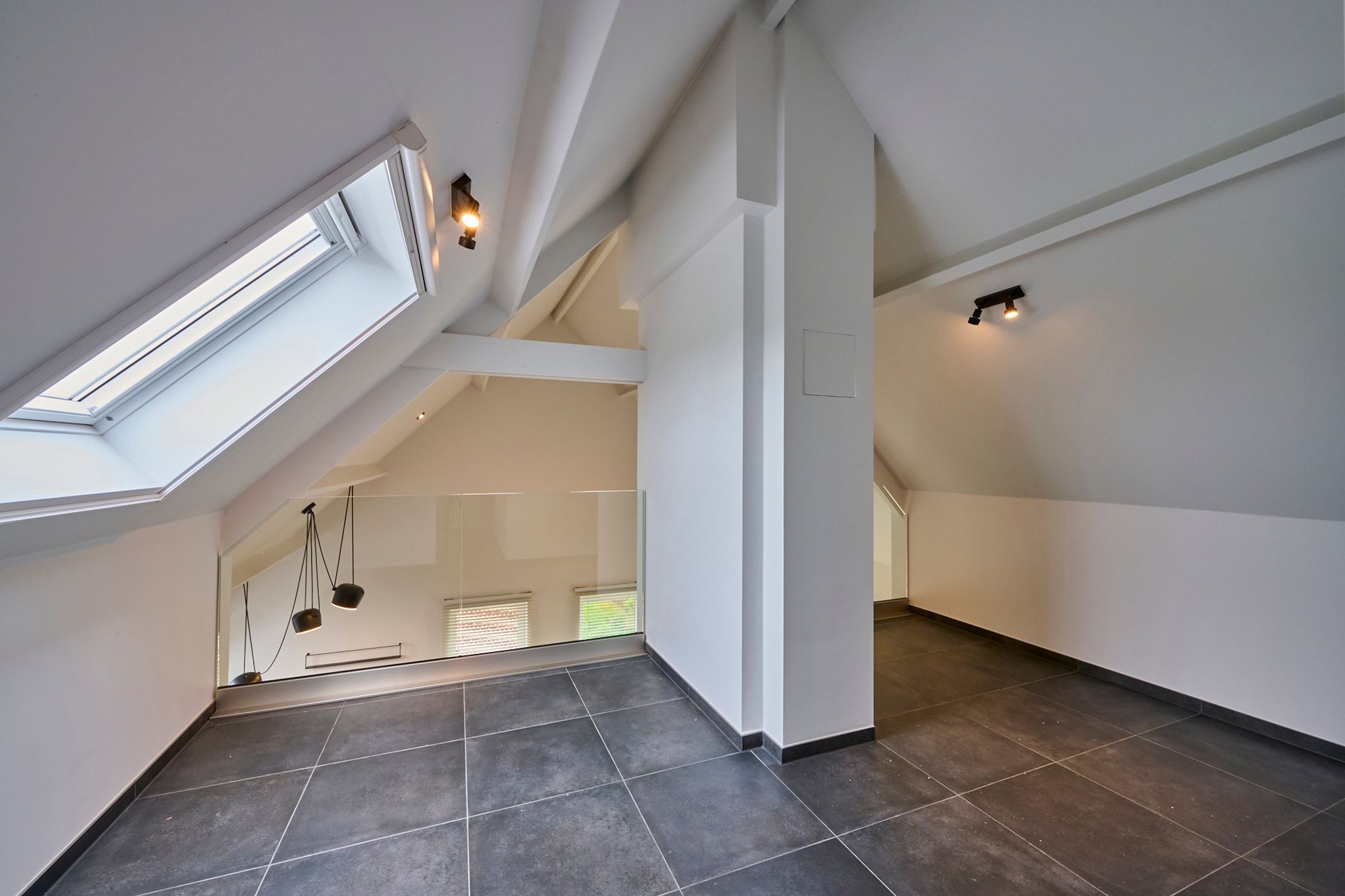 ZEER RUIM EN HOOGWAARDIG AFGWERKT APPARTEMENT IN HET CENTRUM foto 12