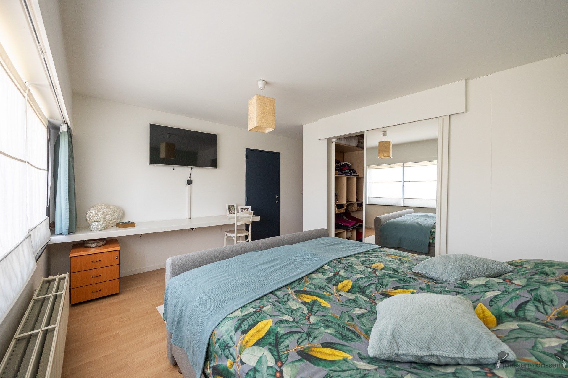 Ruime woning met vijf slaapkamers, vijver en zwembad op 977 m². foto 14