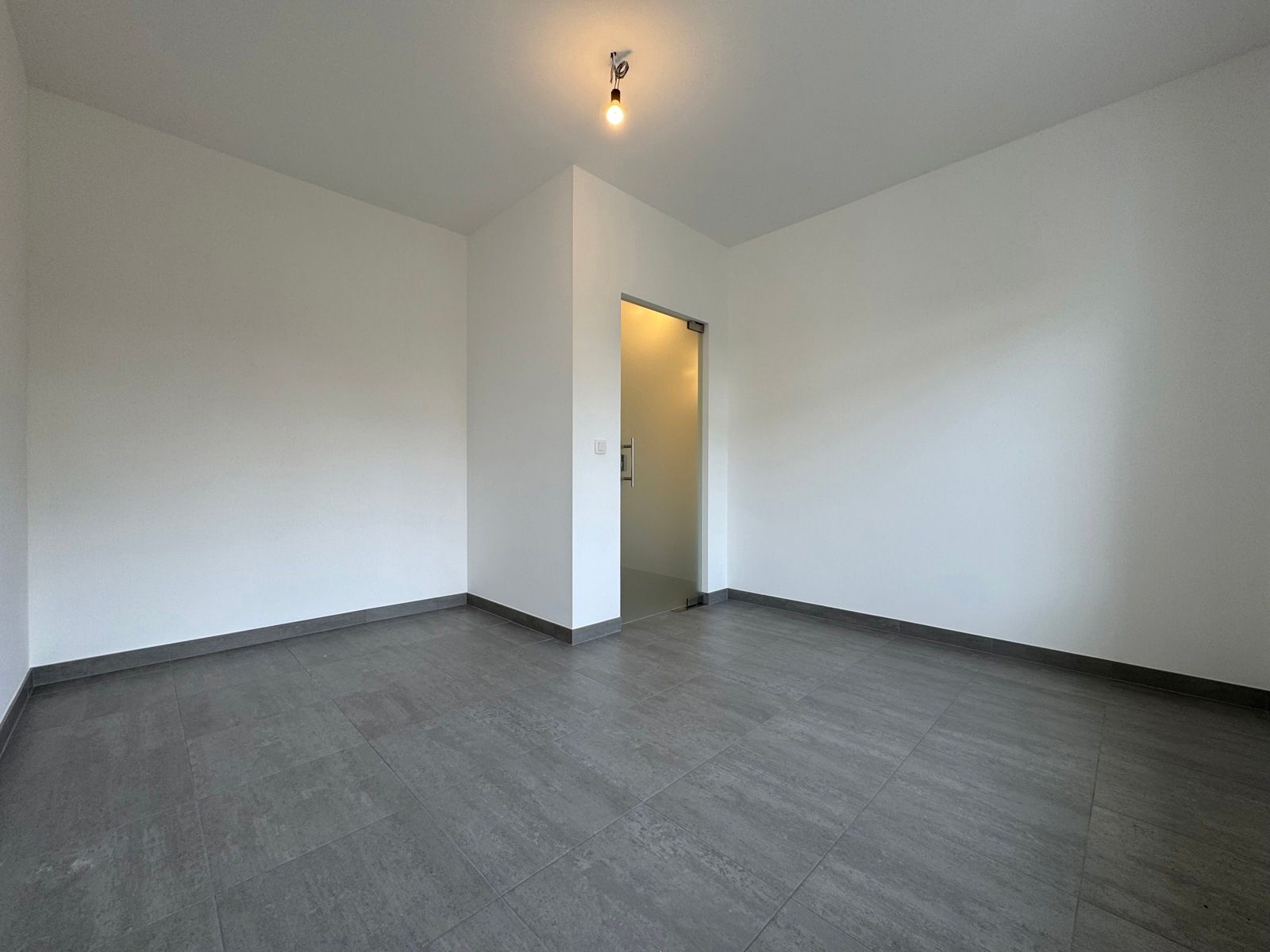 Te huur: gerenoveerd gelijkvloers appartement met tuintje foto 14