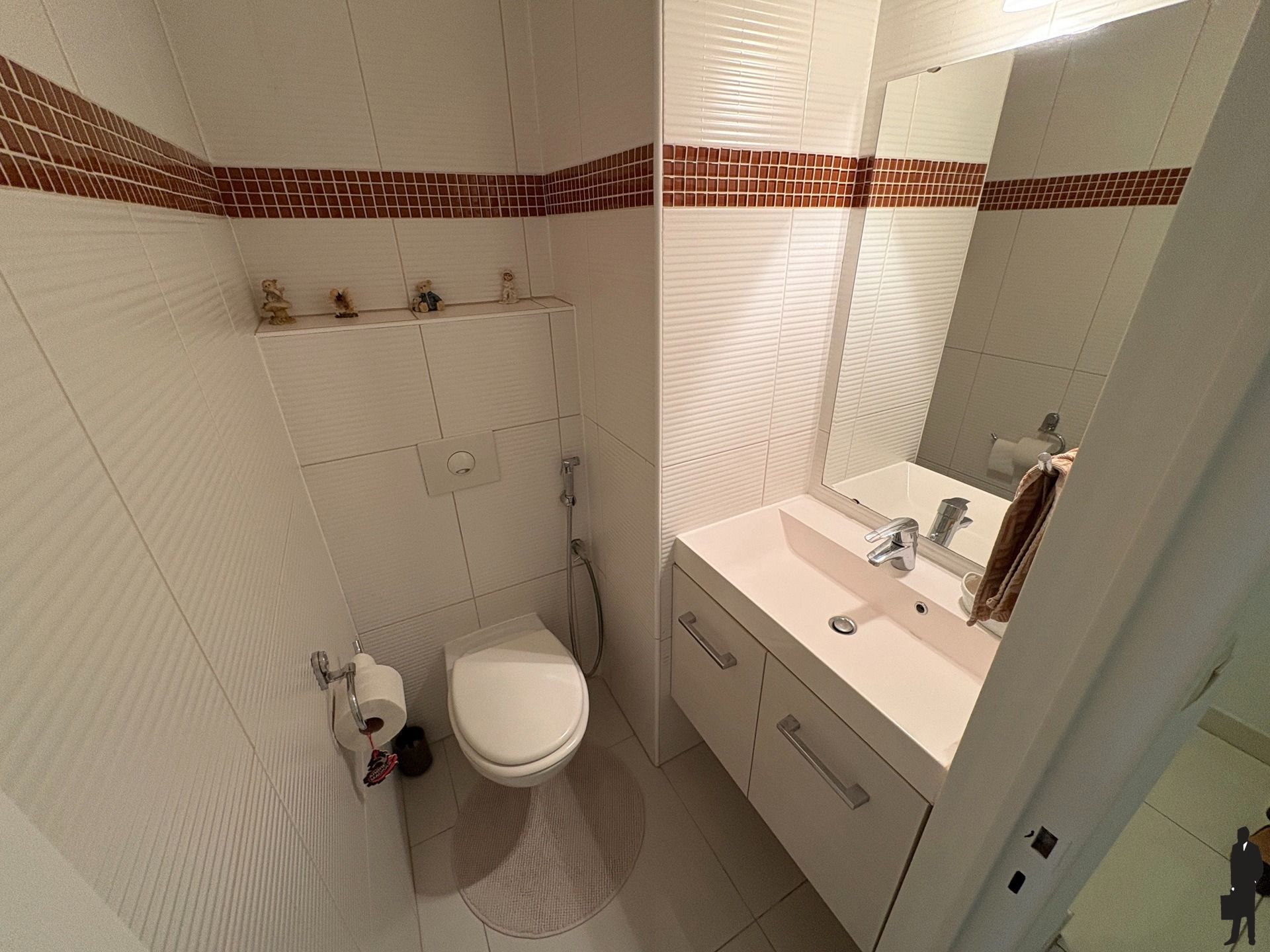 Gemeubeld instapklaar 3-slaapkamer appartement te huur foto 9