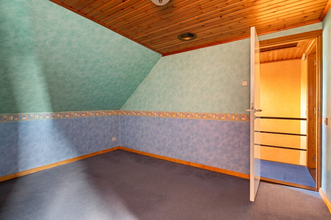 Te renoveren, vrijstaande woning met 2 slpk., oprit en diepe tuin foto 21