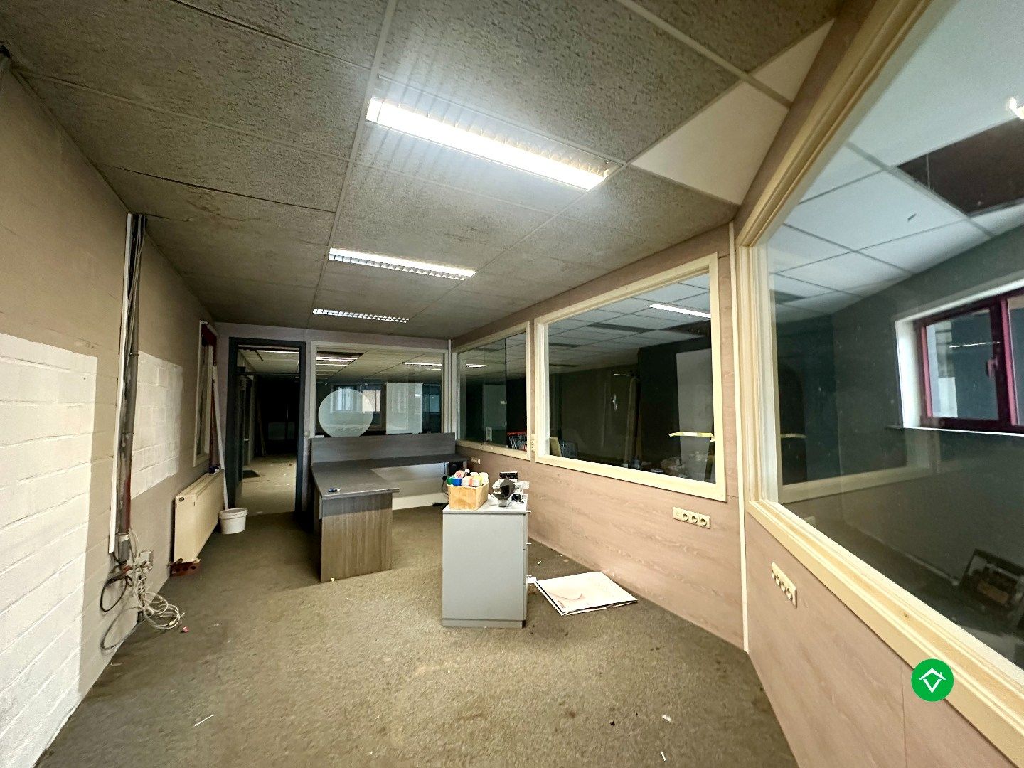 Ruime opslagruimte met uitstekende ligging en maximale visibiliteit in Torhout foto 13