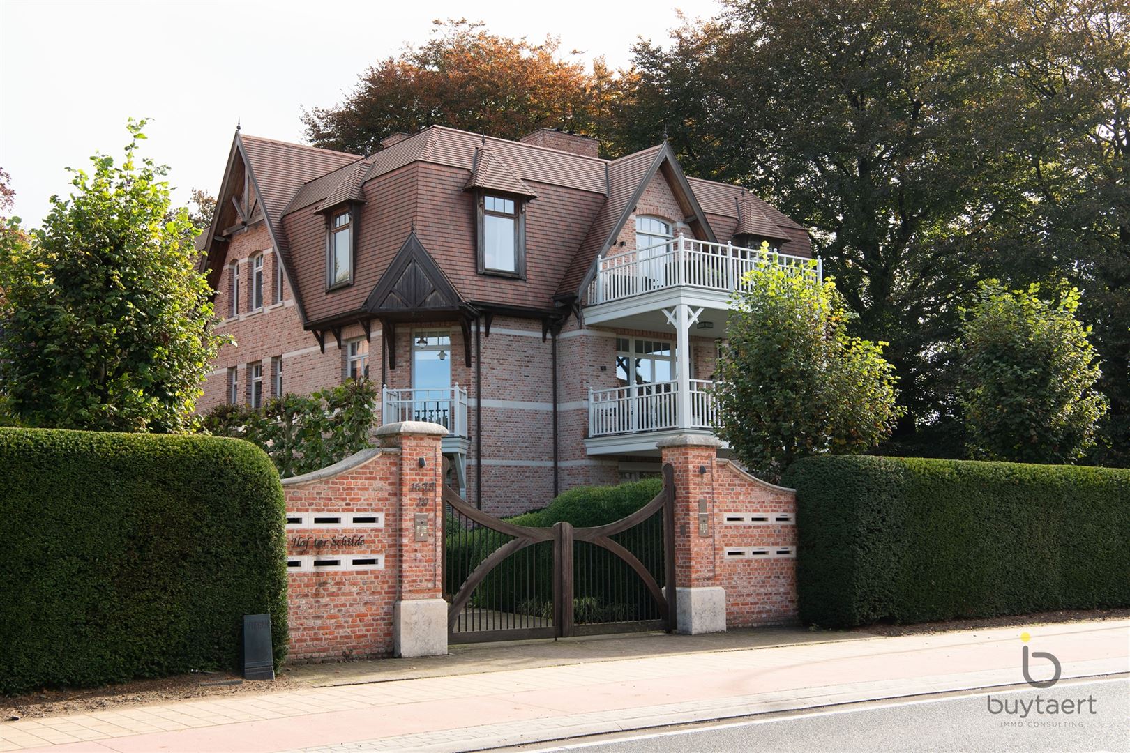 Ontdek deze adembenemende PENTHOUSE in het hartje van Schilde! foto {{pictureIndex}}