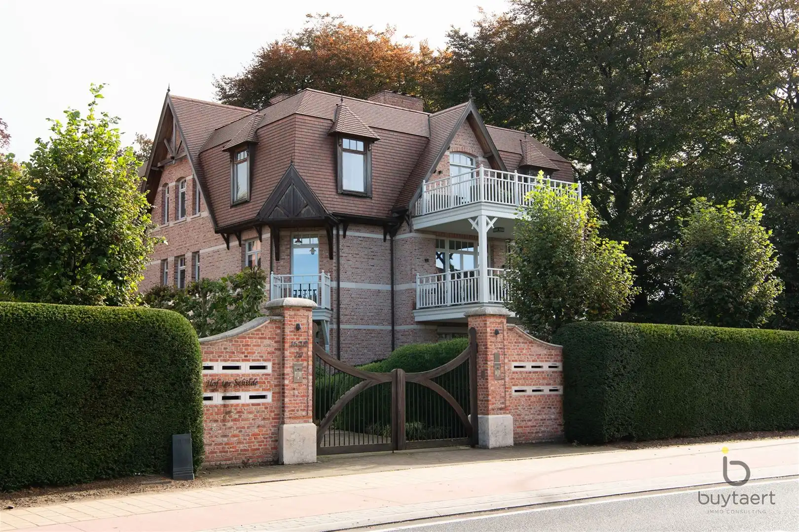 Ontdek deze adembenemende PENTHOUSE in het hartje van Schilde! foto {{pictureIndex}}